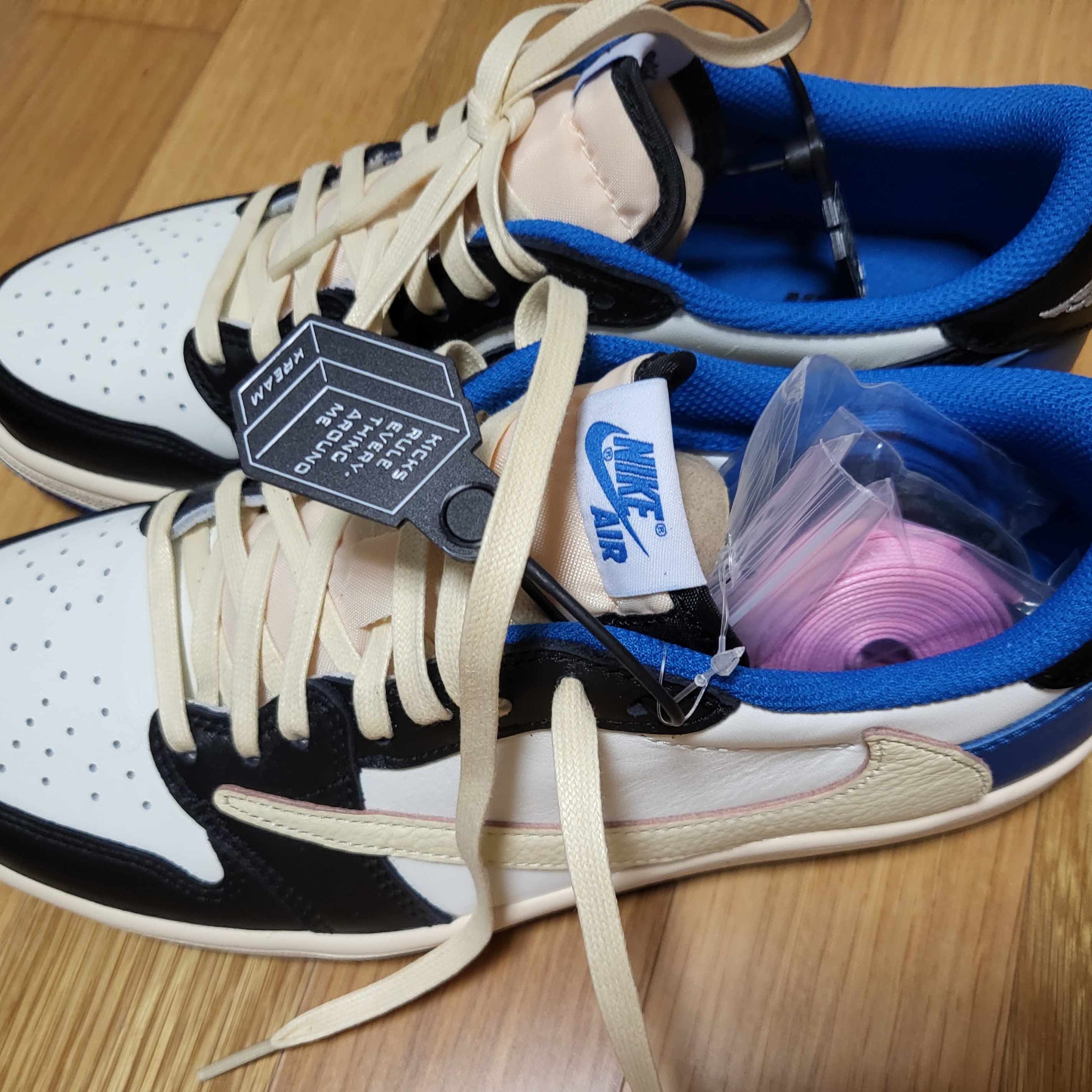 Jordan 1 x Travis Scott x Fragment Retro Low OG SP Military Blue 착용 스타일 - 5