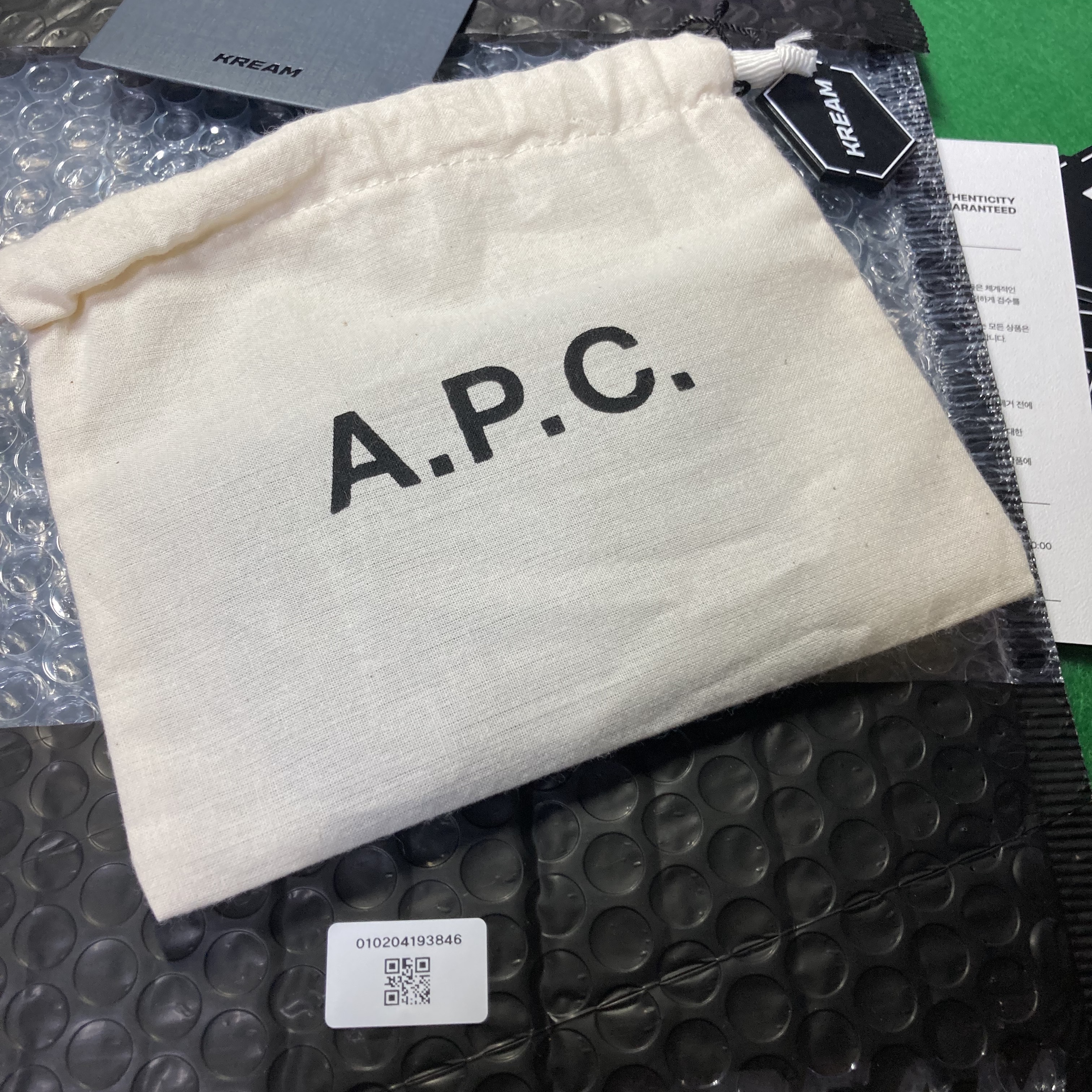 A.P.C. Andre Grain Card Holder Black 착용 스타일 - 3