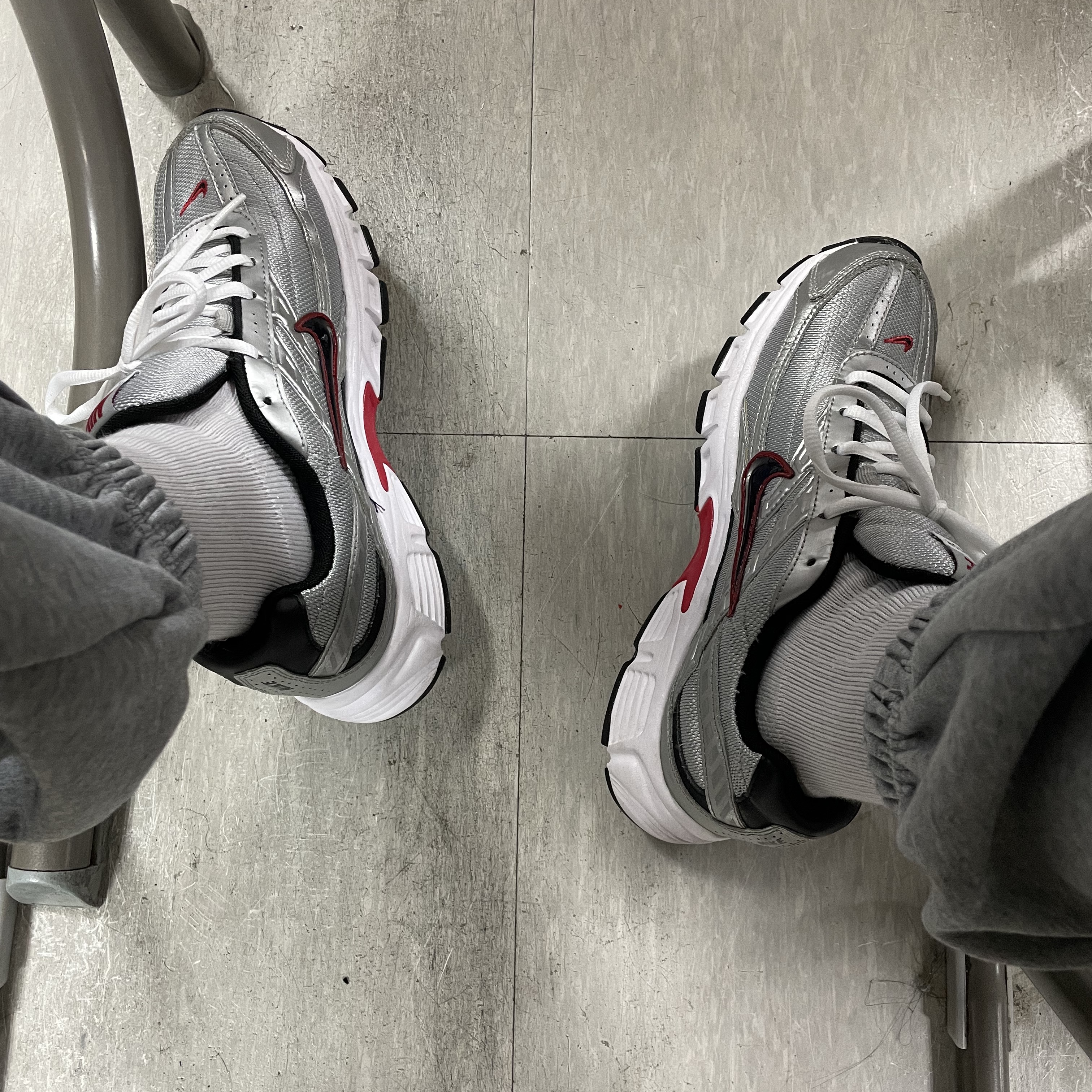 Nike Initiator Metallic Silver Black 착용 스타일