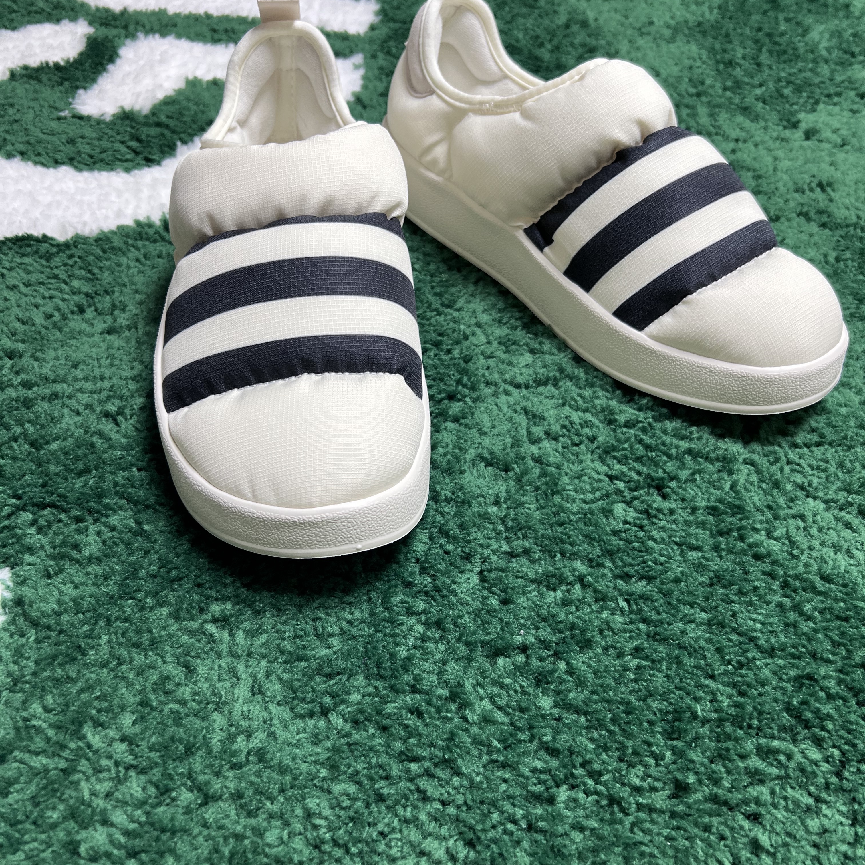 Adidas Puffylette Off White 착용 스타일