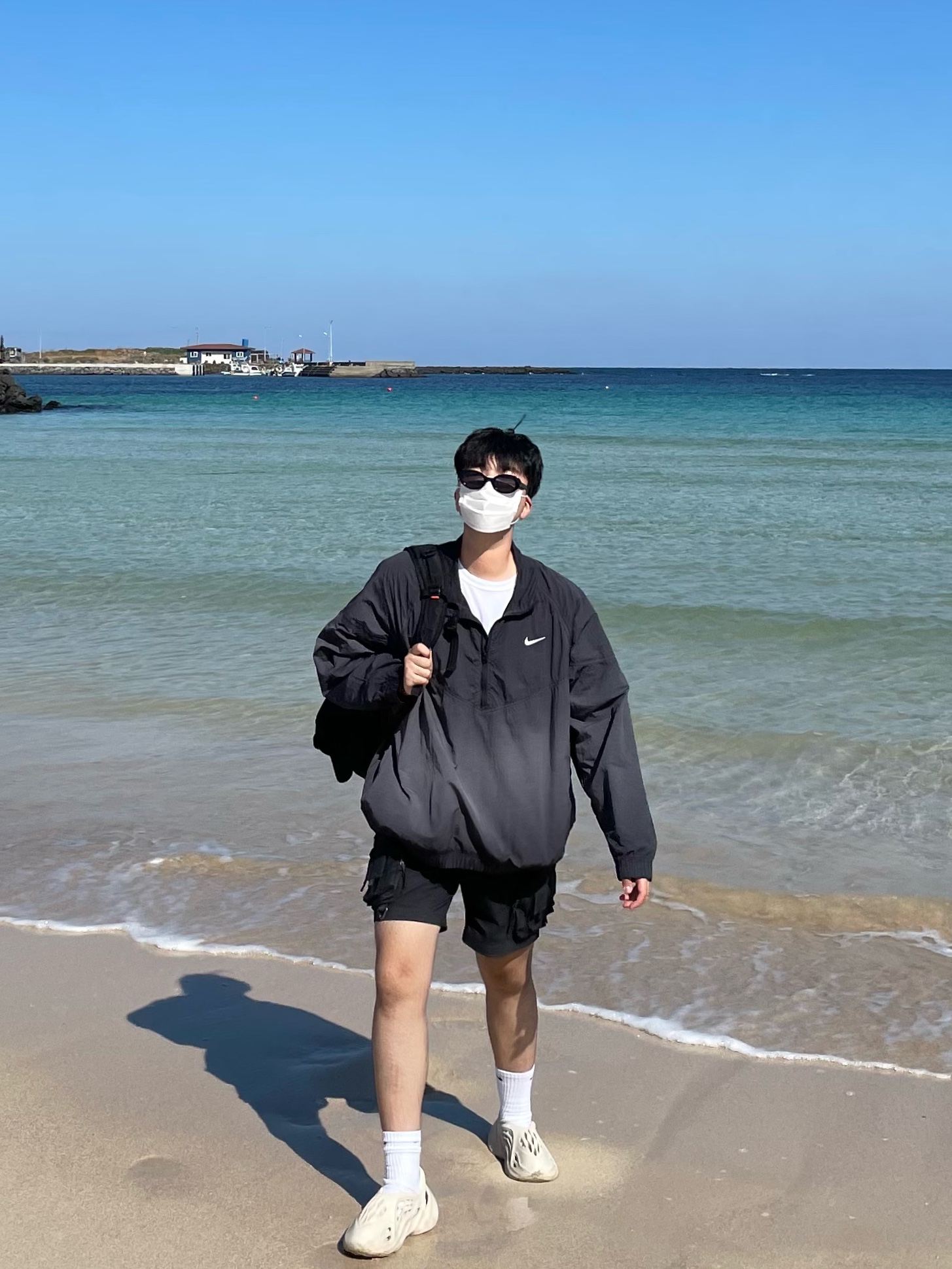 Nike x Stussy Windrunner Jacket Off Noir, Nike ACG Cargo Shorts Black - Asia 착용 스타일