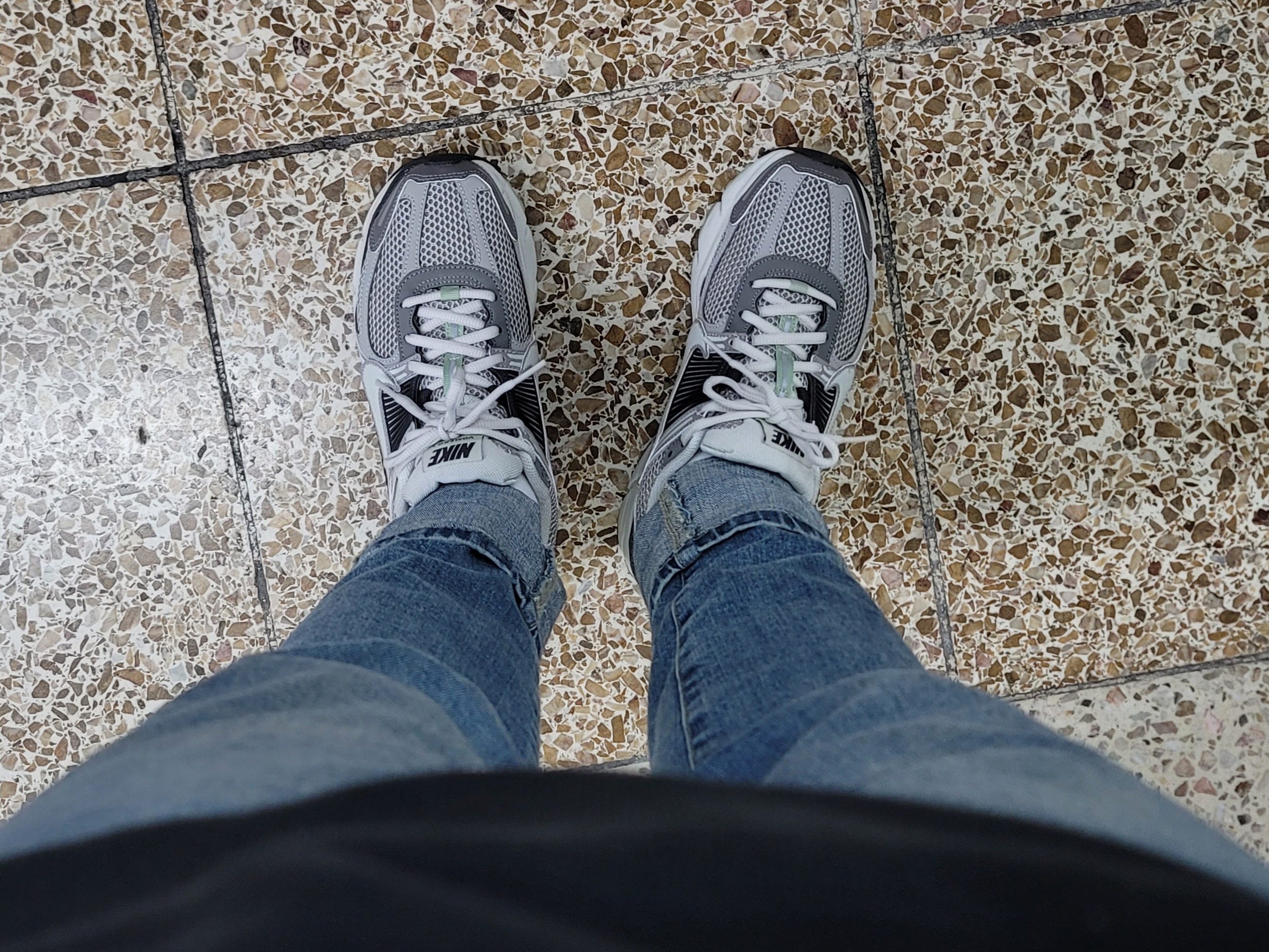 (W) Nike Zoom Vomero 5 Cobblestone and Flat Pewter, (W) Nike Zoom Vomero 5 Oatmeal 착용 스타일 - 2