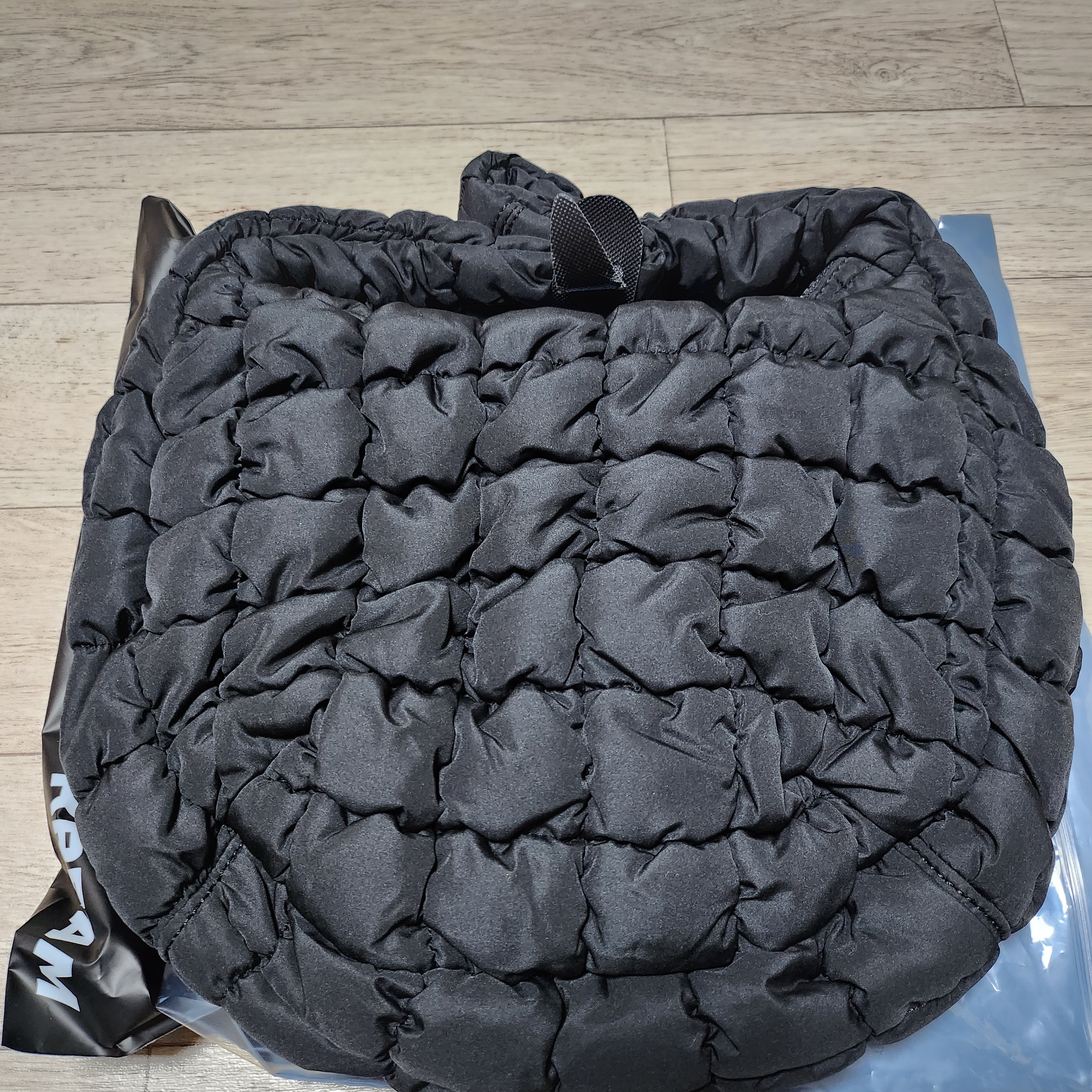 COS Quilted Mini Bag Black 착용 스타일