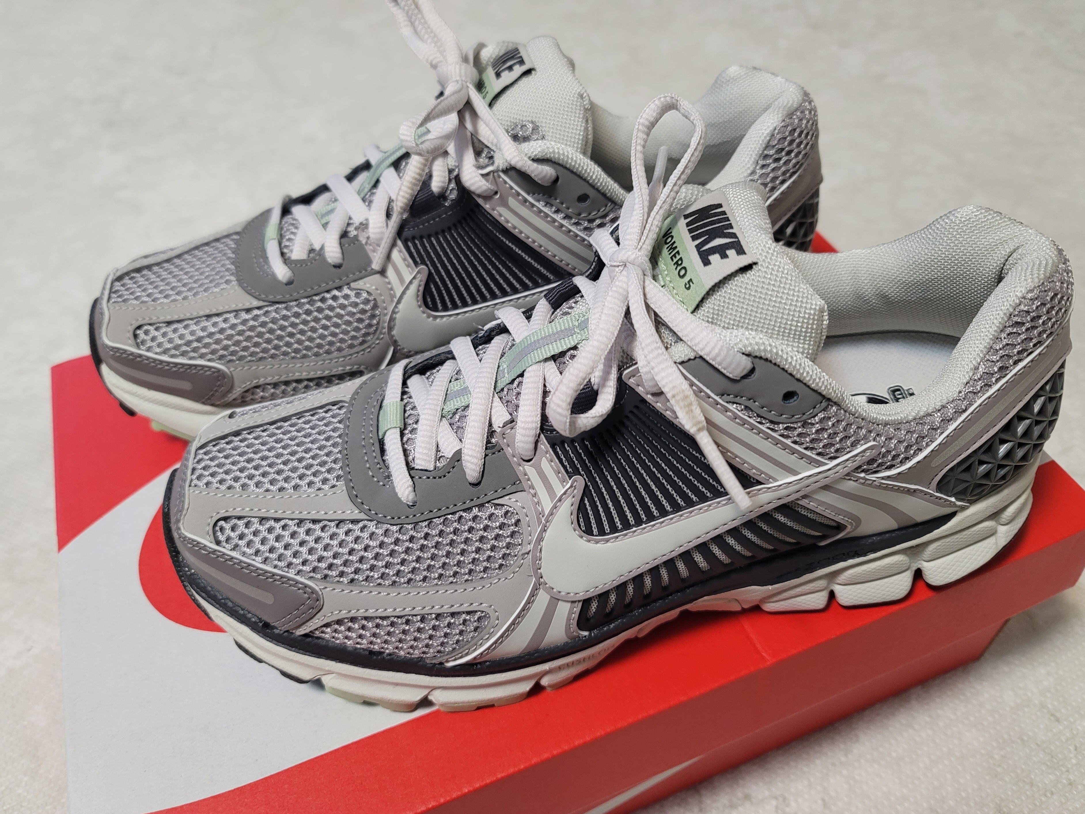 (W) Nike Zoom Vomero 5 Cobblestone and Flat Pewter, (W) Nike Zoom Vomero 5 Oatmeal 착용 스타일 - 3