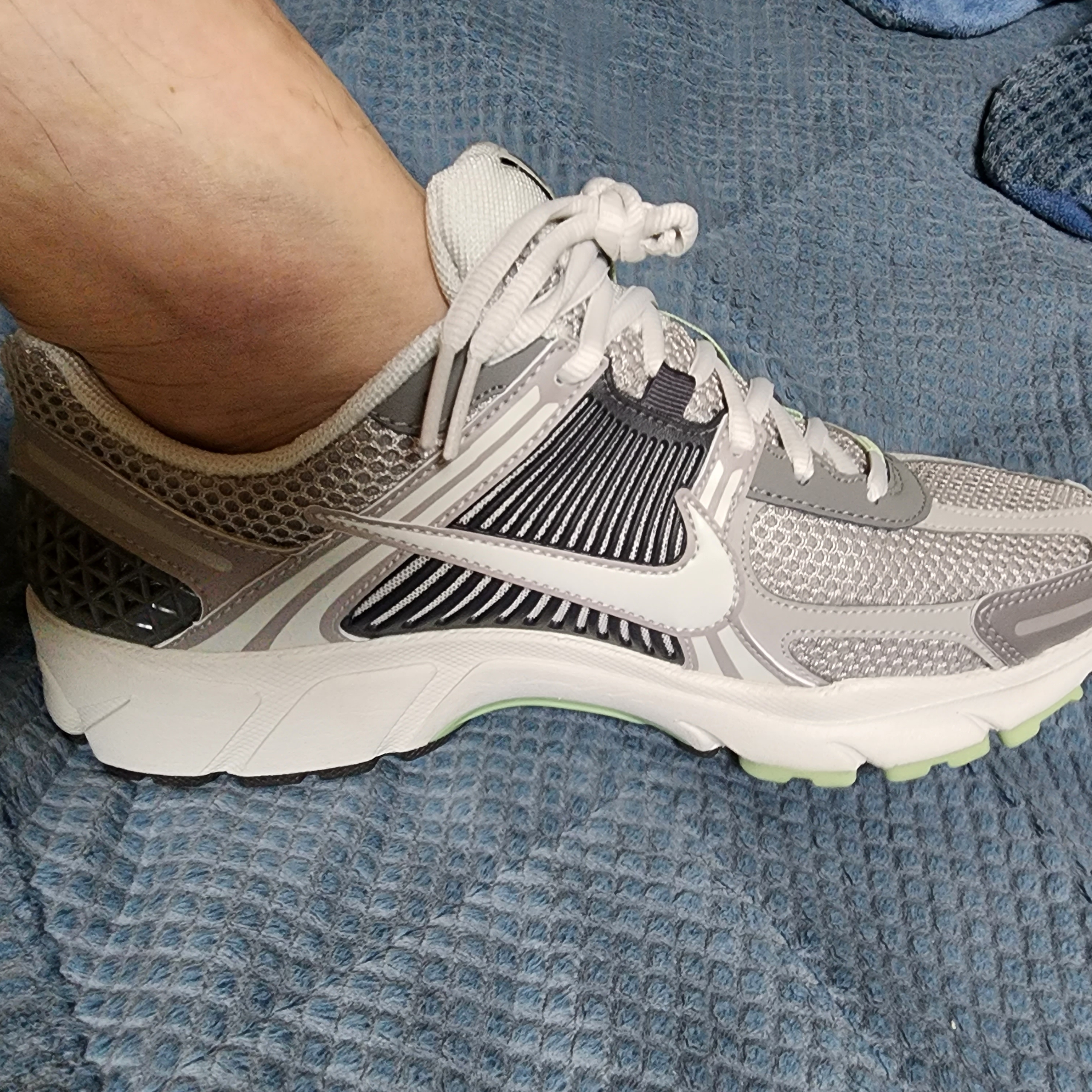 (W) Nike Zoom Vomero 5 Cobblestone and Flat Pewter 착용 스타일 - 4
