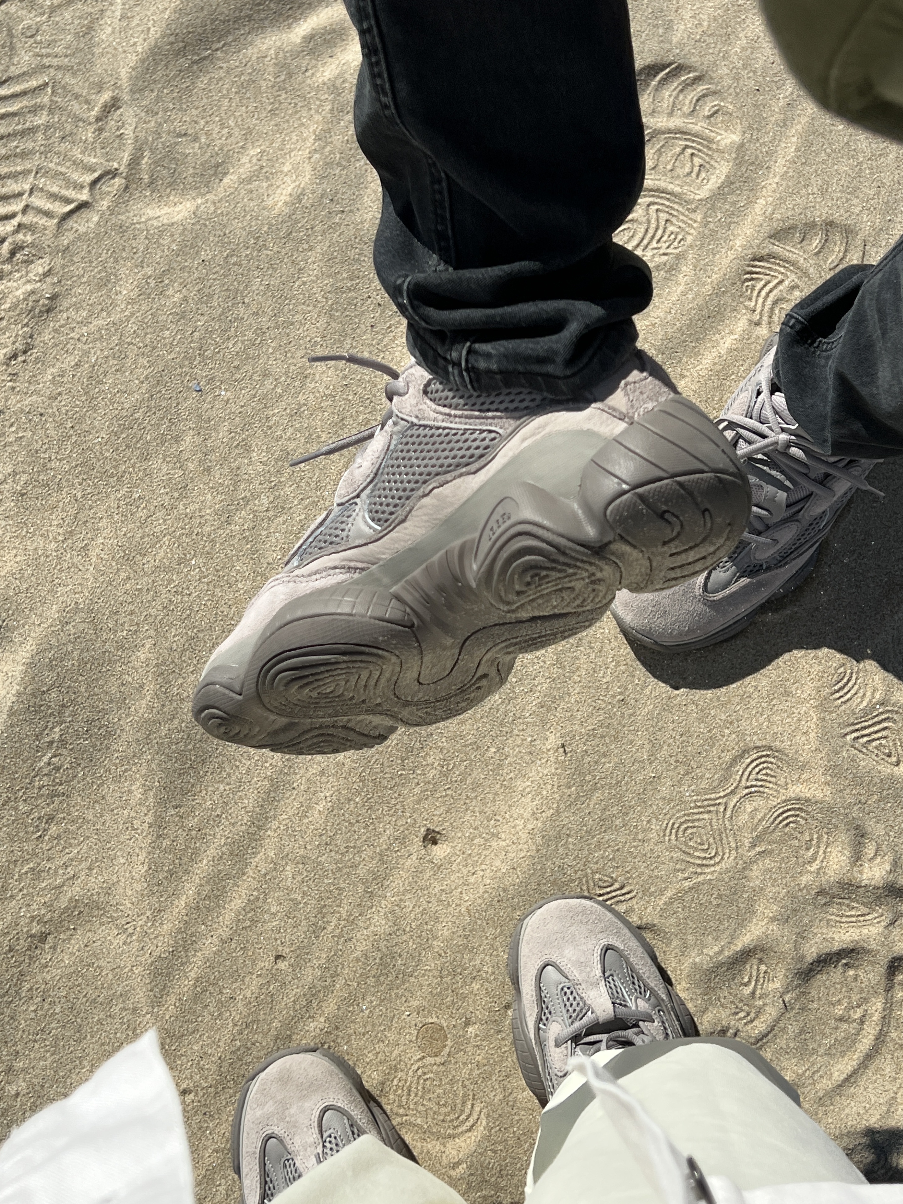 Adidas Yeezy 500 Ash Grey 착용 스타일 - 3