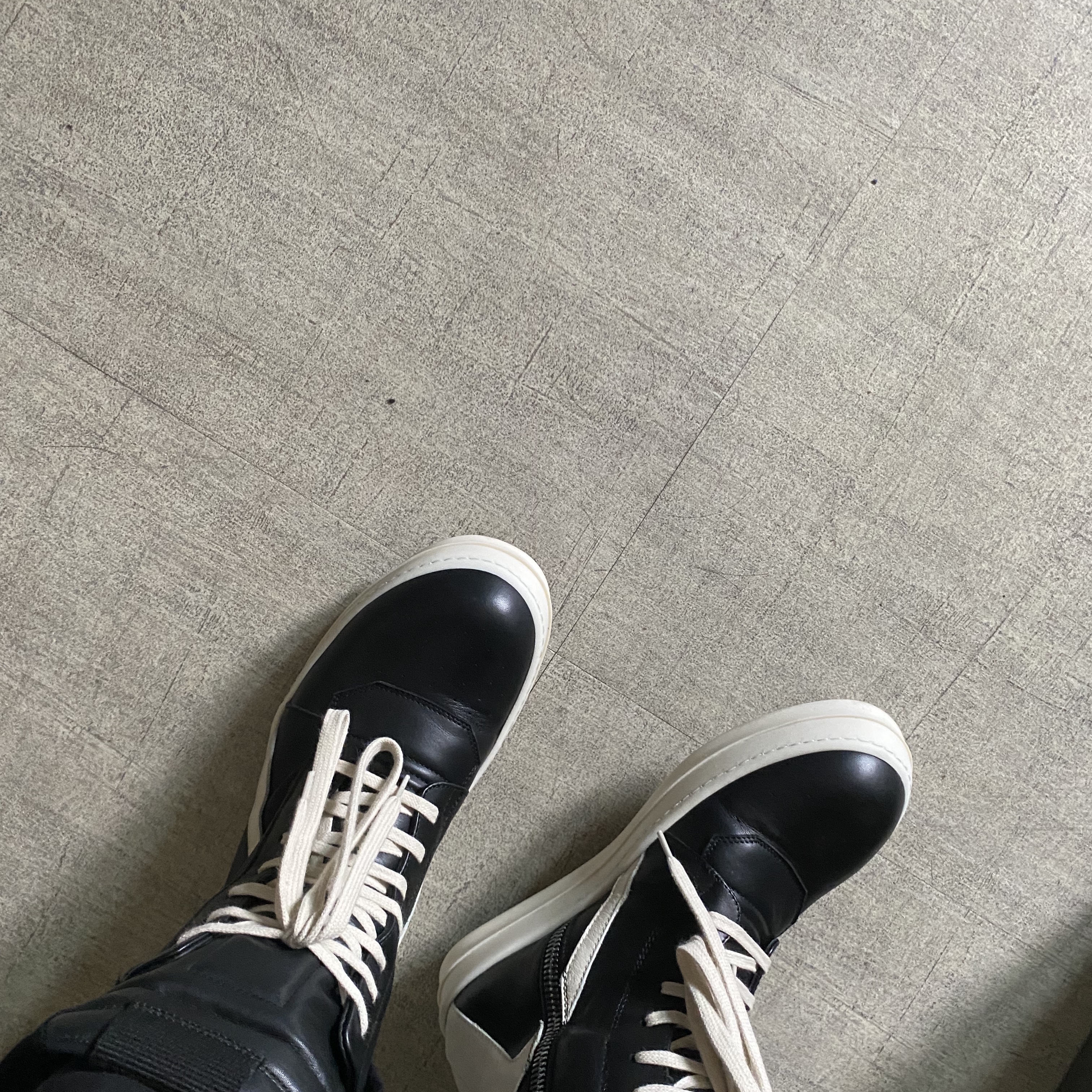 Rick Owens Geobasket Full Grain Calf Leather Strobe Sneakers Black Milk White 착용 스타일 - 2