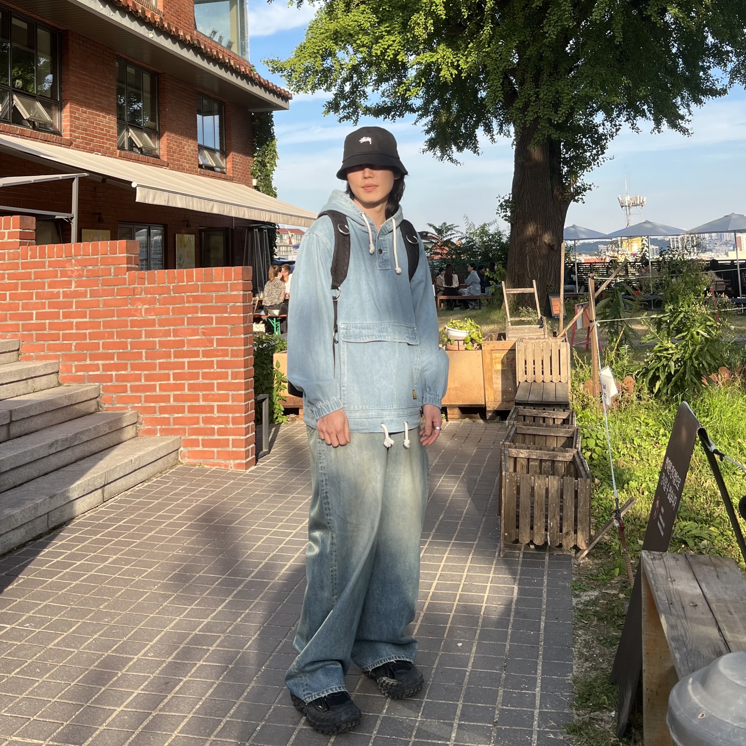 Balenciaga Large Baggy Jeans in Blue Coated Soft Denim, Balenciaga Defender Sneakers Black 착용 스타일 - 1