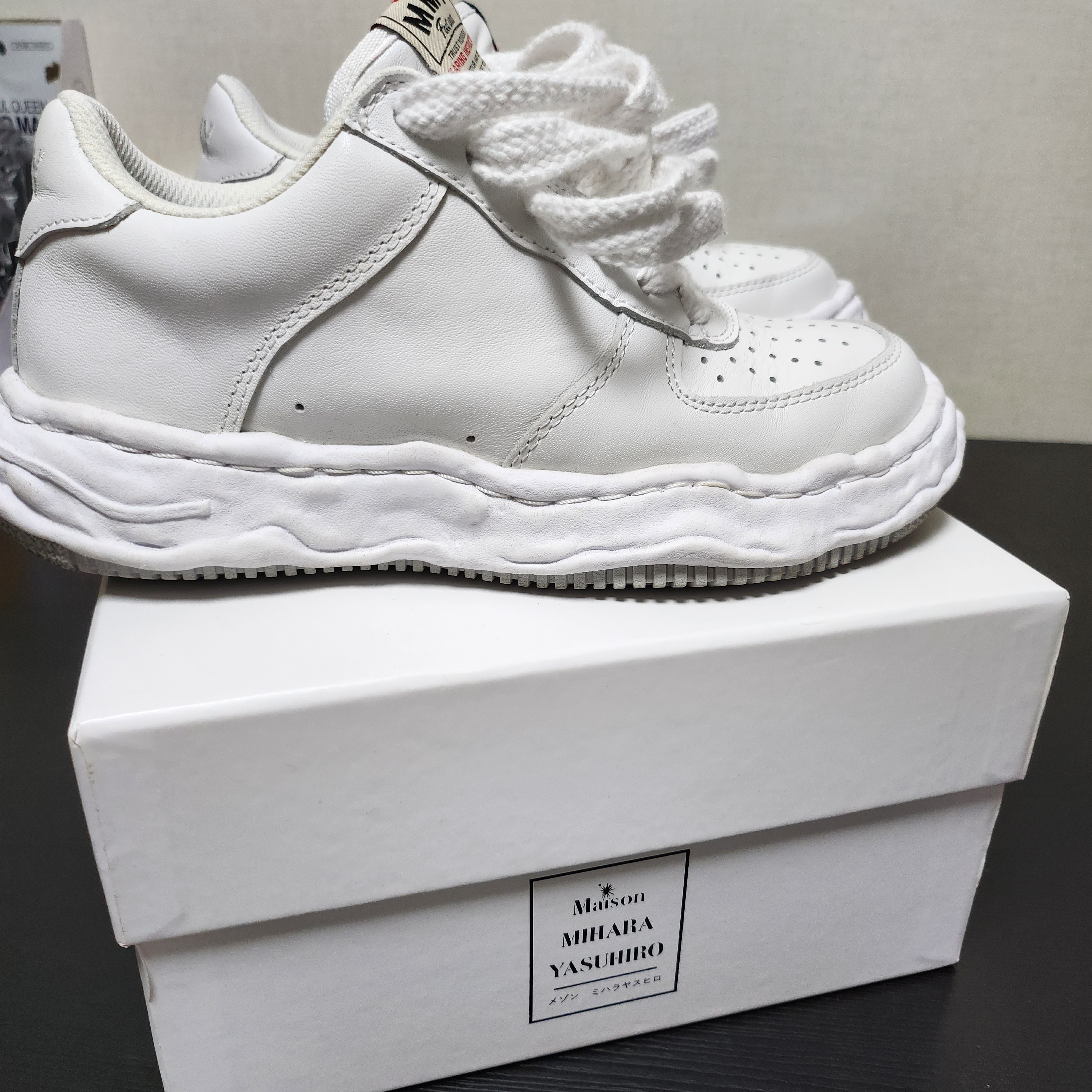 Maison Mihara Yasuhiro Wayne OG Sole Leather Low-top Sneakers White 착용 스타일