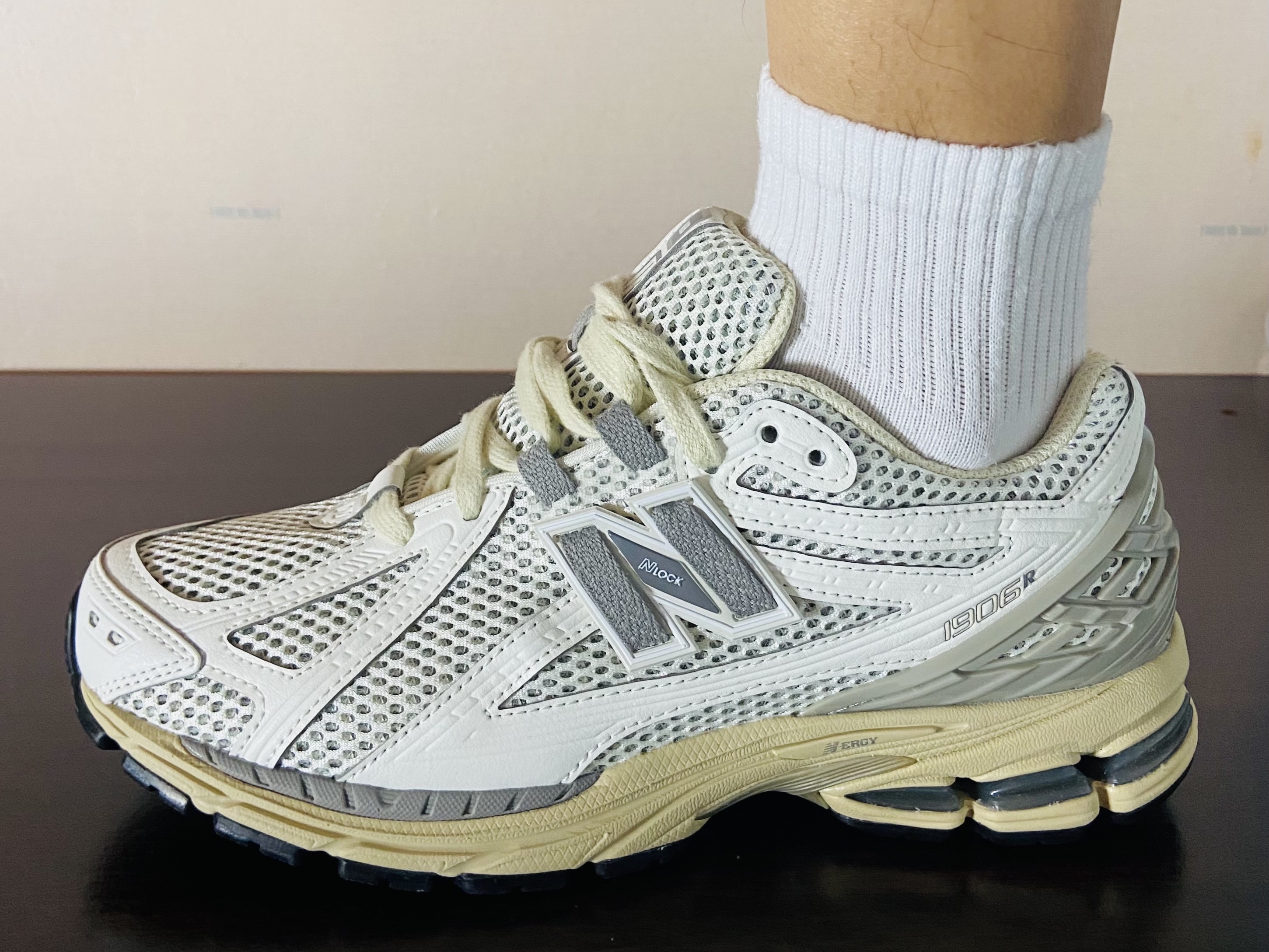 New Balance 1906R White Gray 착용 스타일