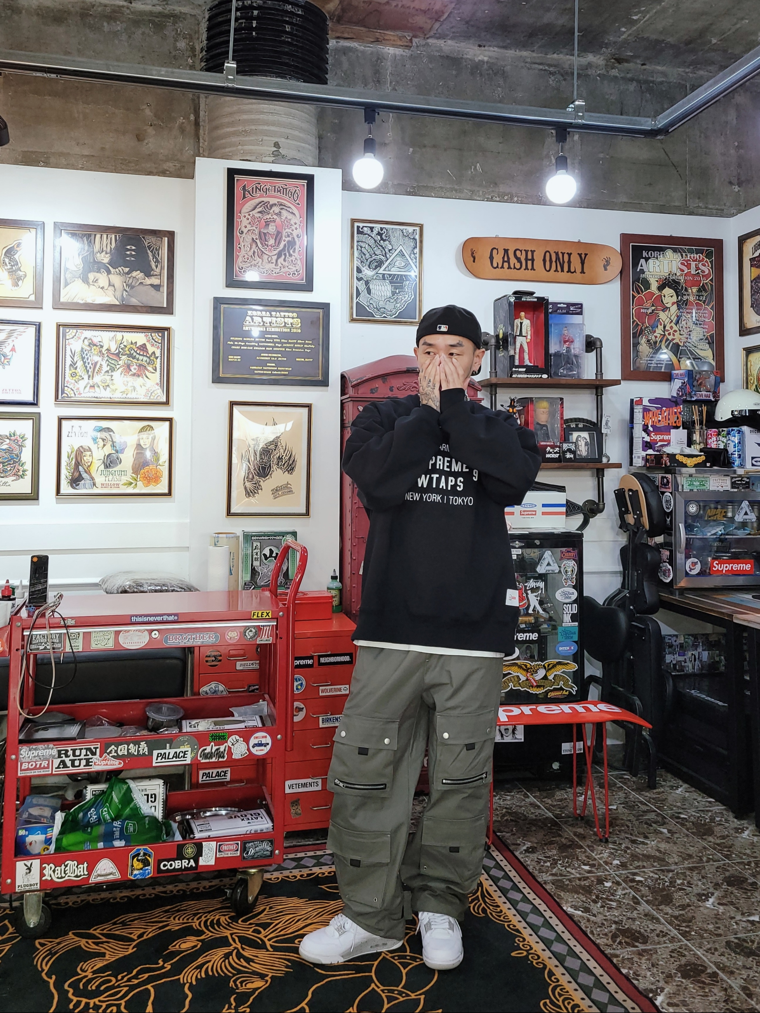 Supreme x WTAPS Crewneck Black - 21FW, Jordan 4 Retro Tech White 착용 스타일 - 3