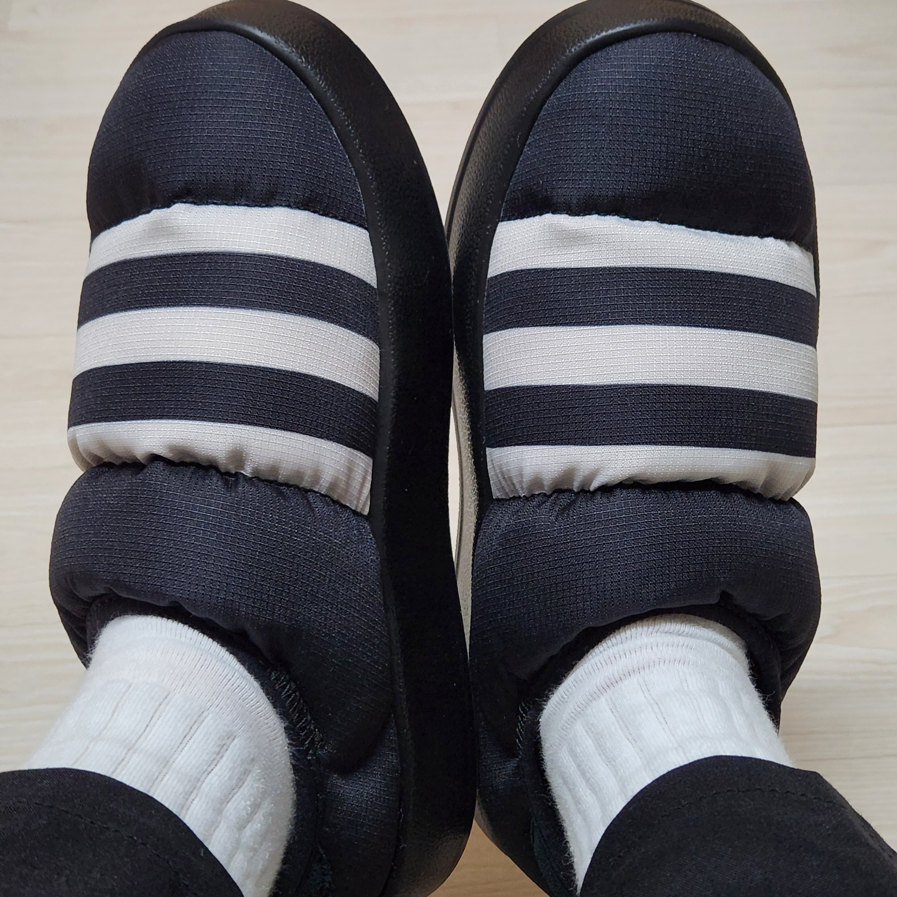 Adidas Puffylette Core Black 착용 스타일 - 1
