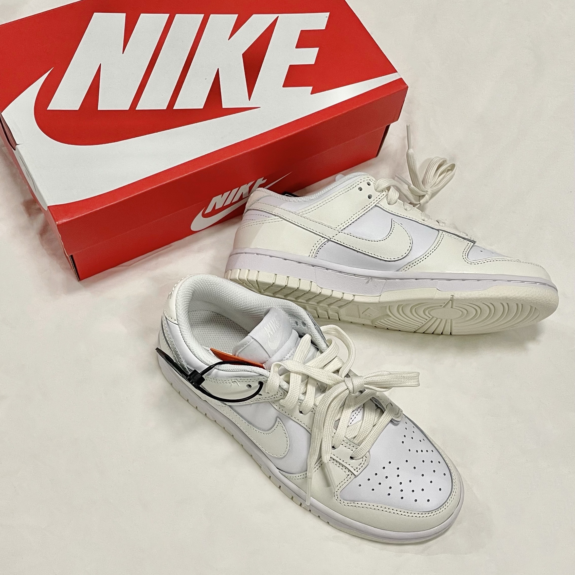 (W) Nike Dunk Low White and Sail 착용 스타일