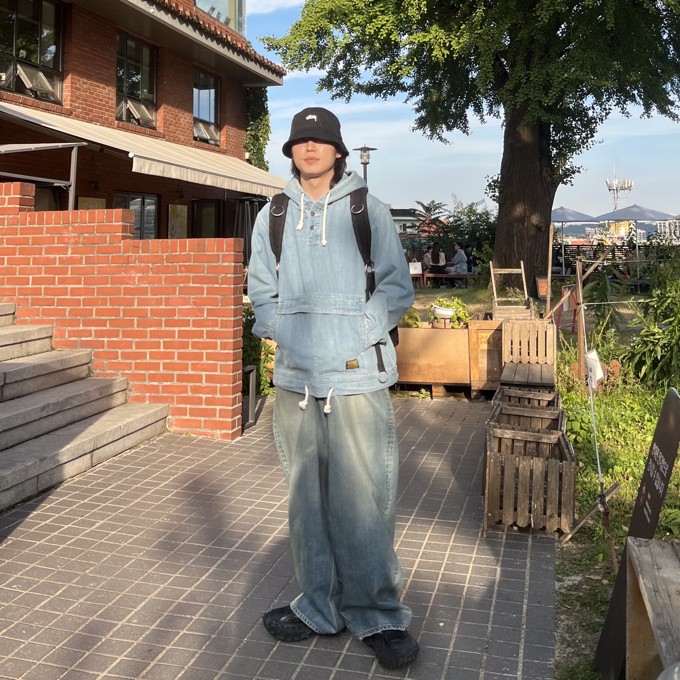 Balenciaga Large Baggy Jeans in Blue Coated Soft Denim, Balenciaga Defender Sneakers Black 착용 스타일 - 2