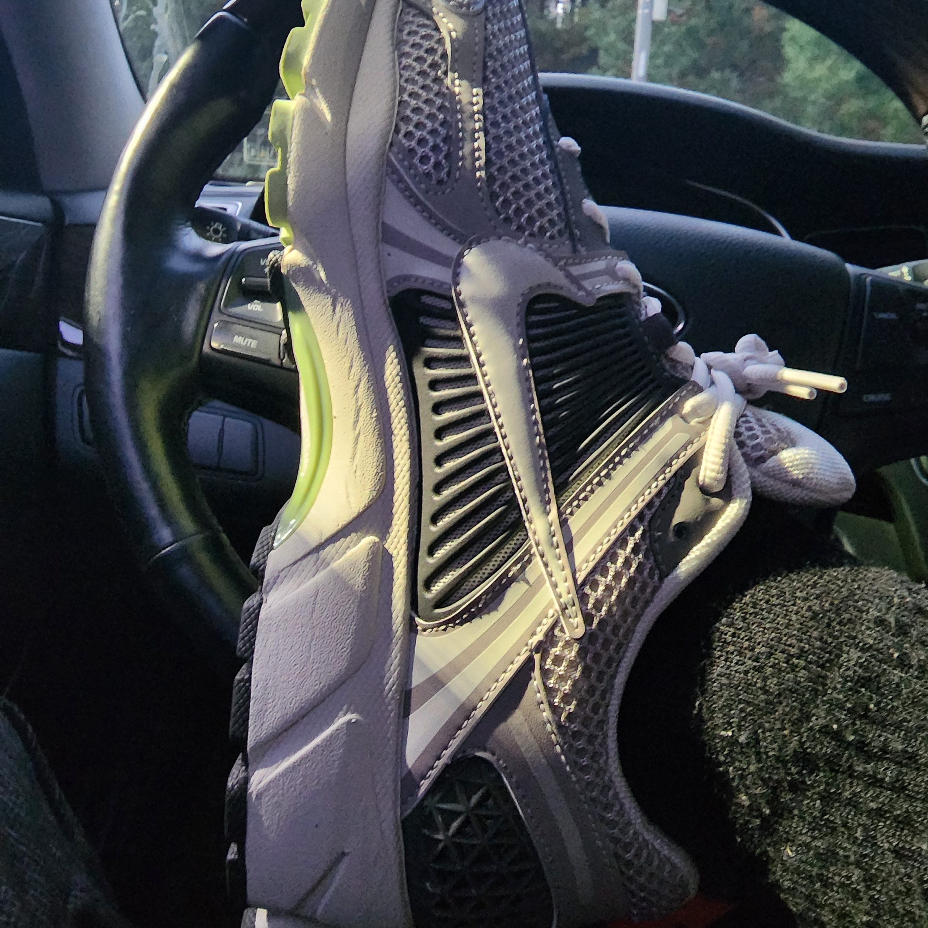 (W) Nike Zoom Vomero 5 Cobblestone and Flat Pewter 착용 스타일 - 1