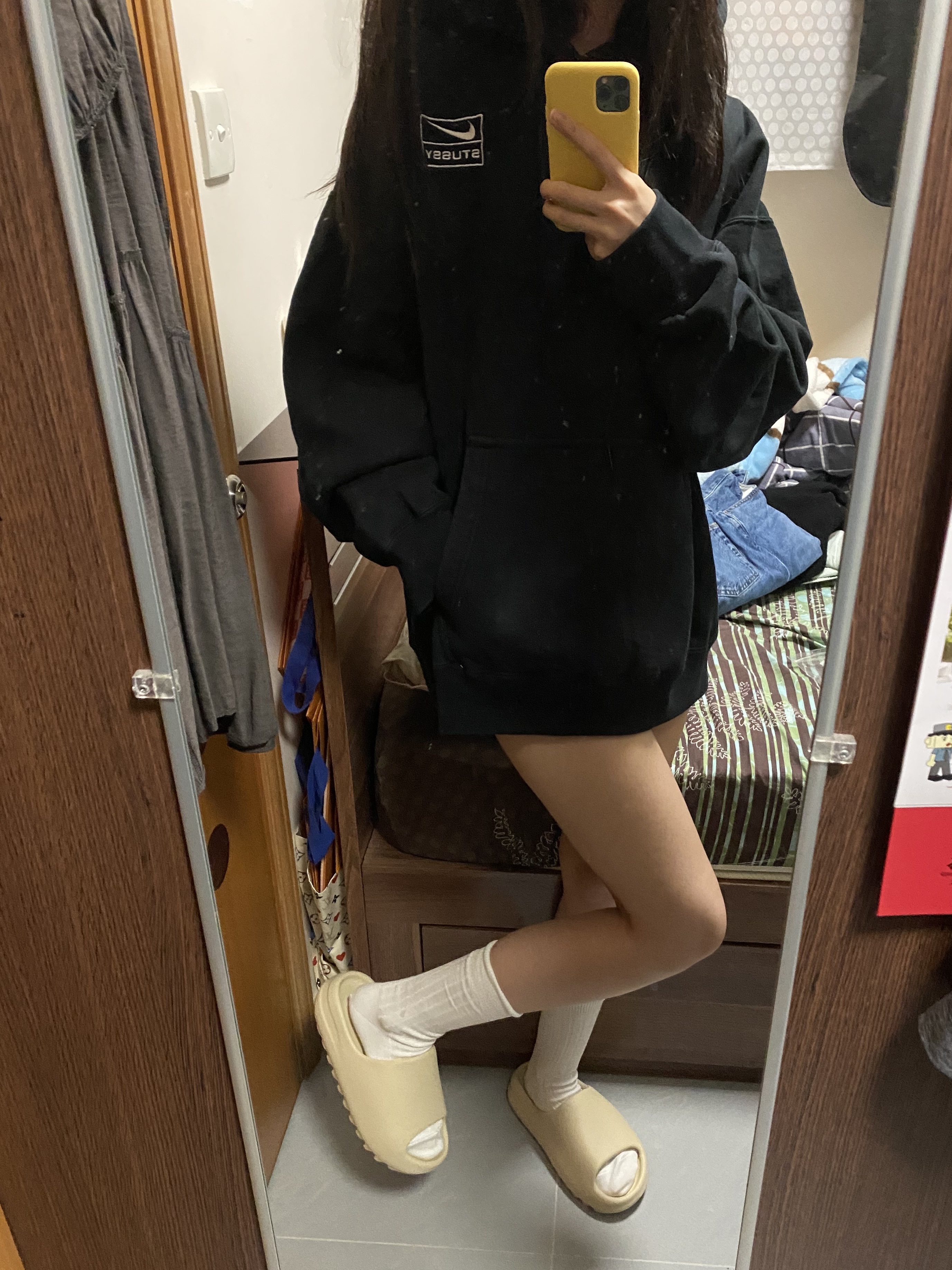 Adidas Yeezy Slide Bone 2022/2023, Nike x Stussy NRG RA Washed Pullover Hoodie Black (DN4029-010) 착용 스타일 - 1