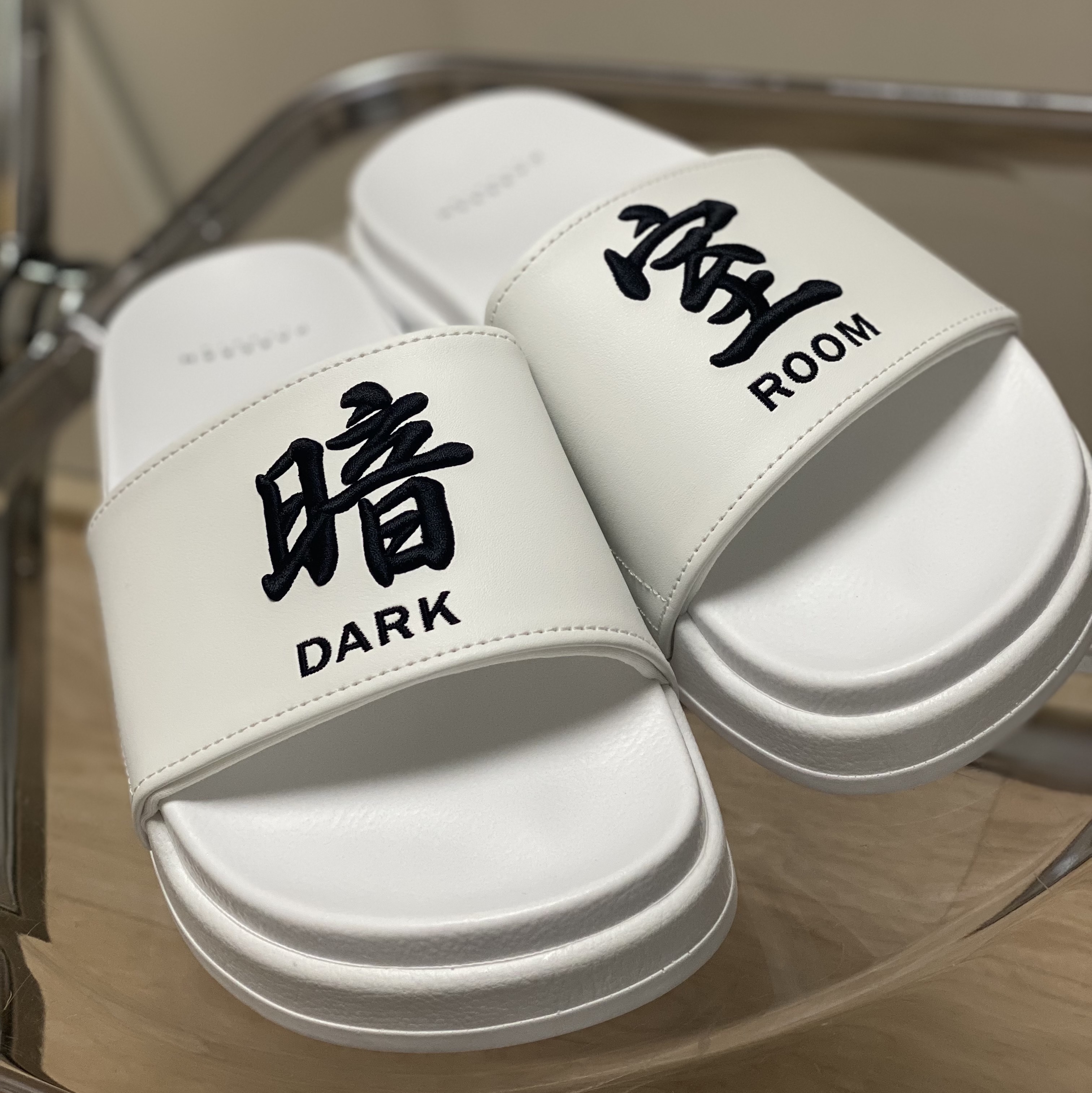 Darkr8m Studio Slides White 착용 스타일 - 1