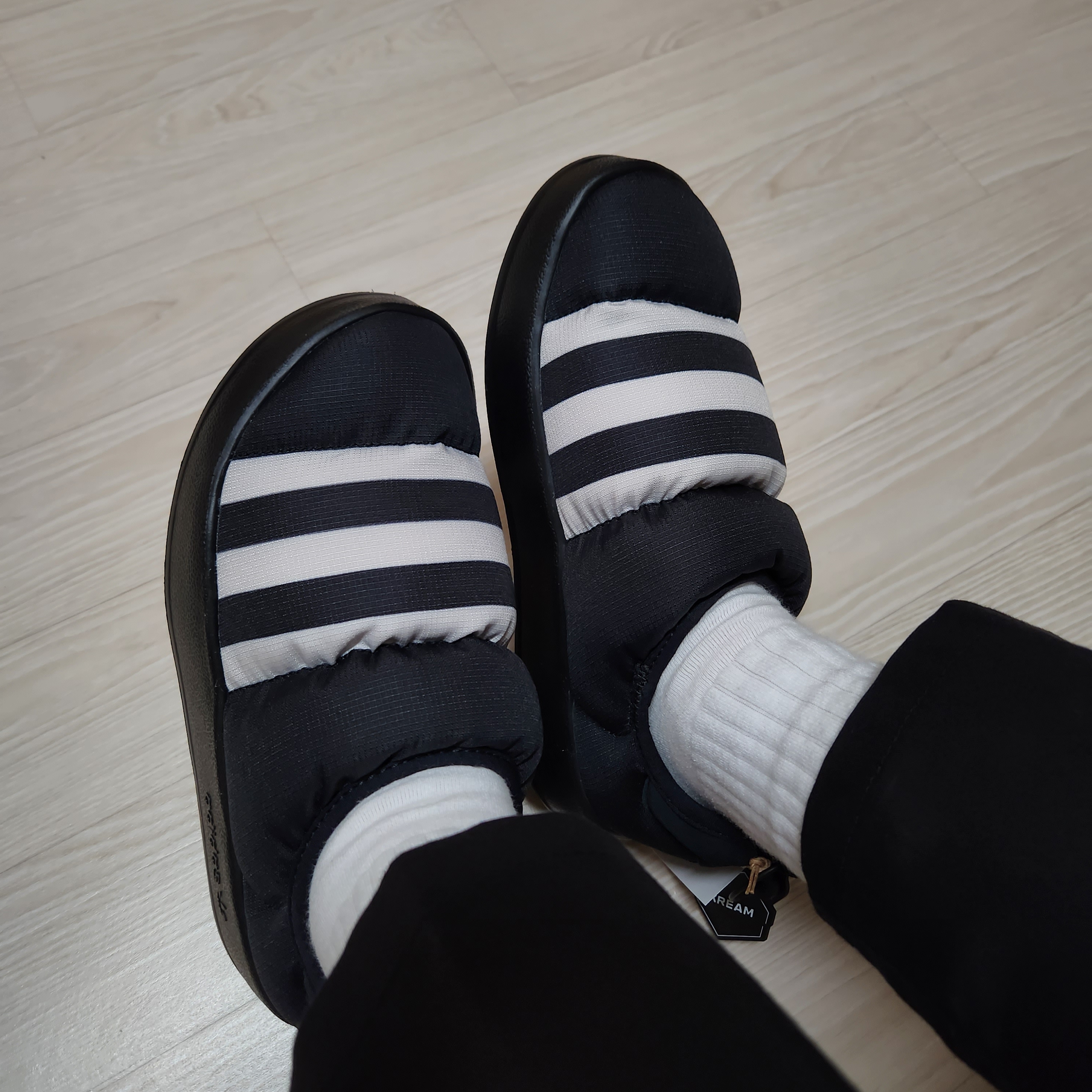 Adidas Puffylette Core Black 착용 스타일 - 2