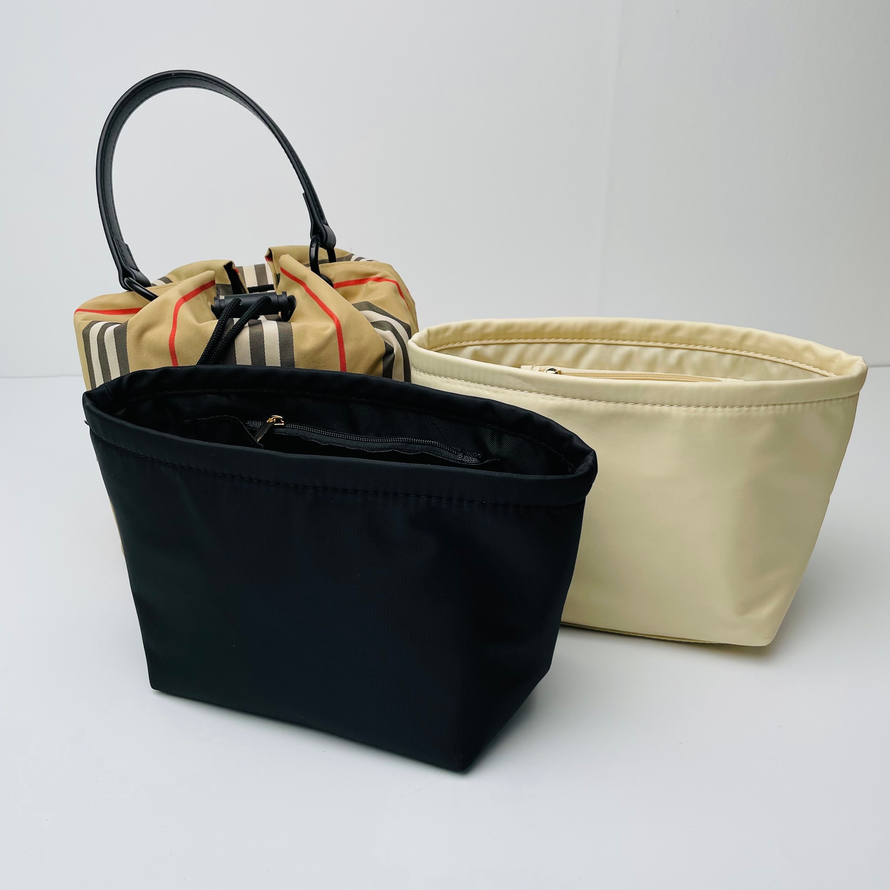 Burberry Icon Stripe Econyl Drawcord Pouch Archive Beige 착용 스타일