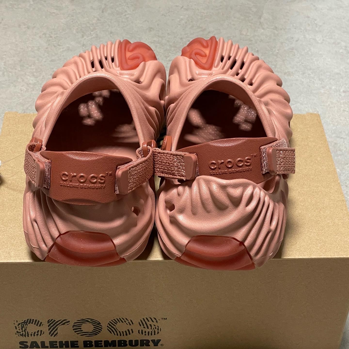 Crocs x Salehe Bembury Pollex Clog Kuwata 착용 스타일 - 3