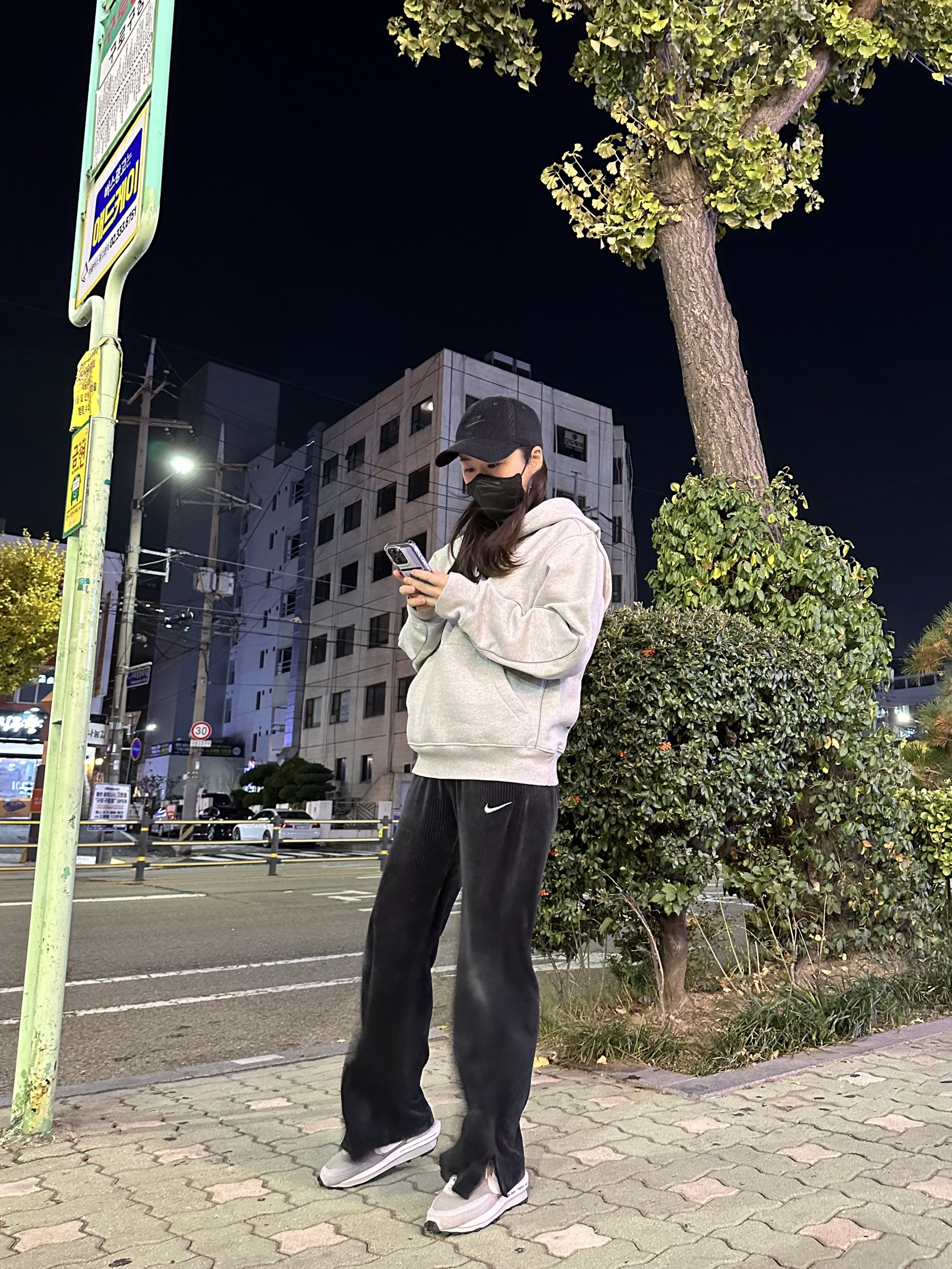 Nike Heritage 86 Corduroy Cap Black, Nike x Drake Nocta Cardinal Stock Essential Hoodie Grey - Asia 착용 스타일 - 1