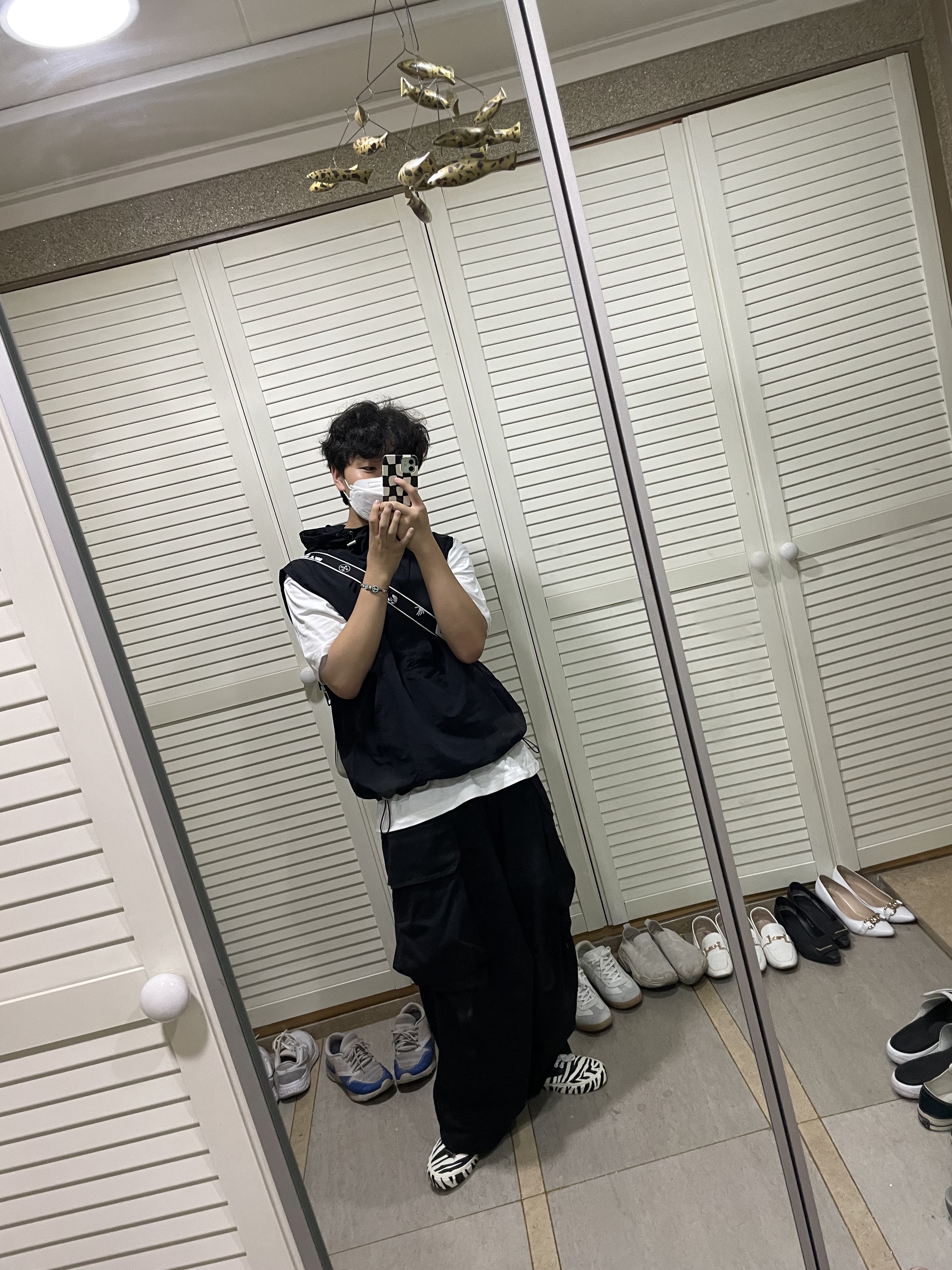 Off-White x Amore Pacific Protection Box (Without Cosmetics) 착용 스타일 - 3