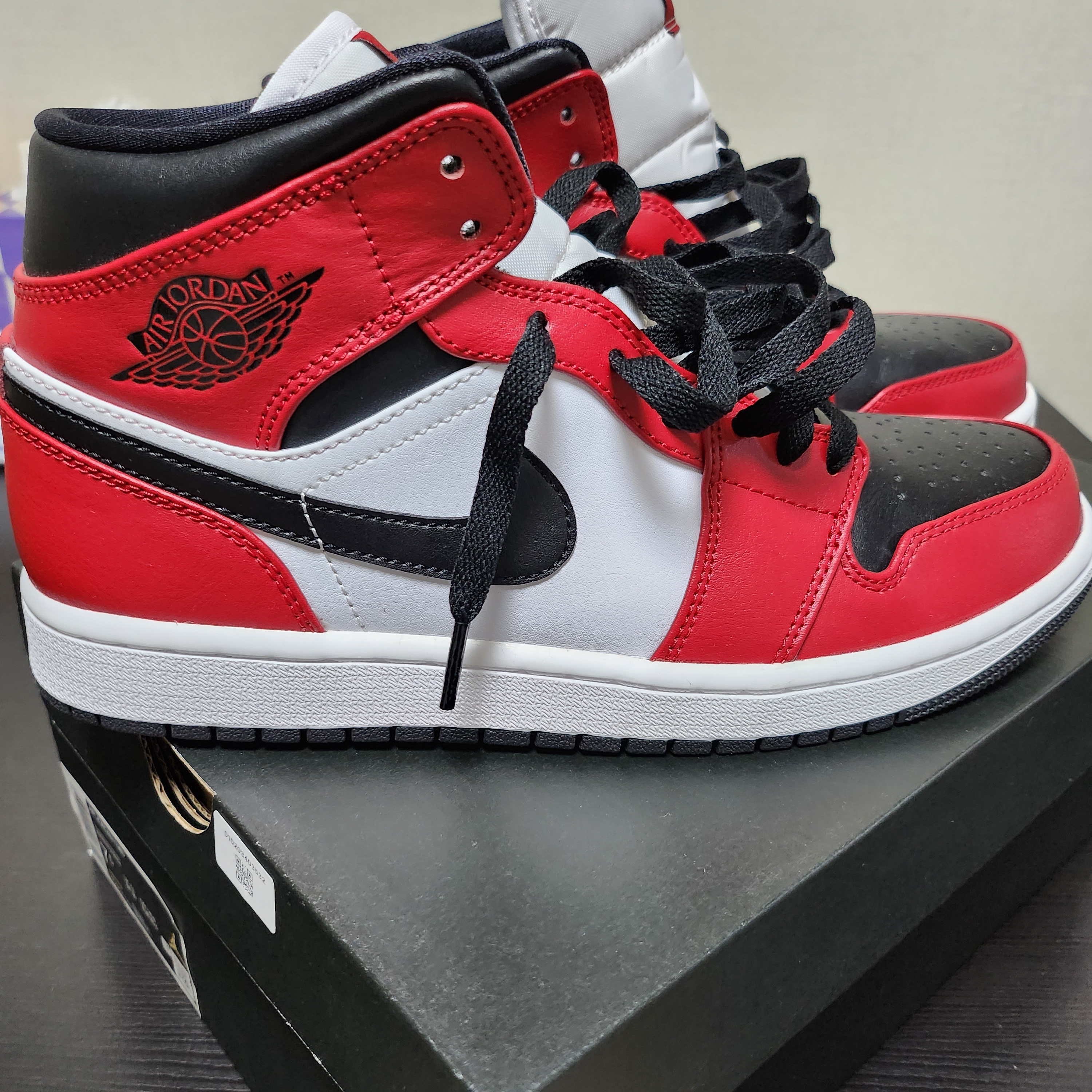 Jordan 1 Mid Chicago Black Toe 착용 스타일
