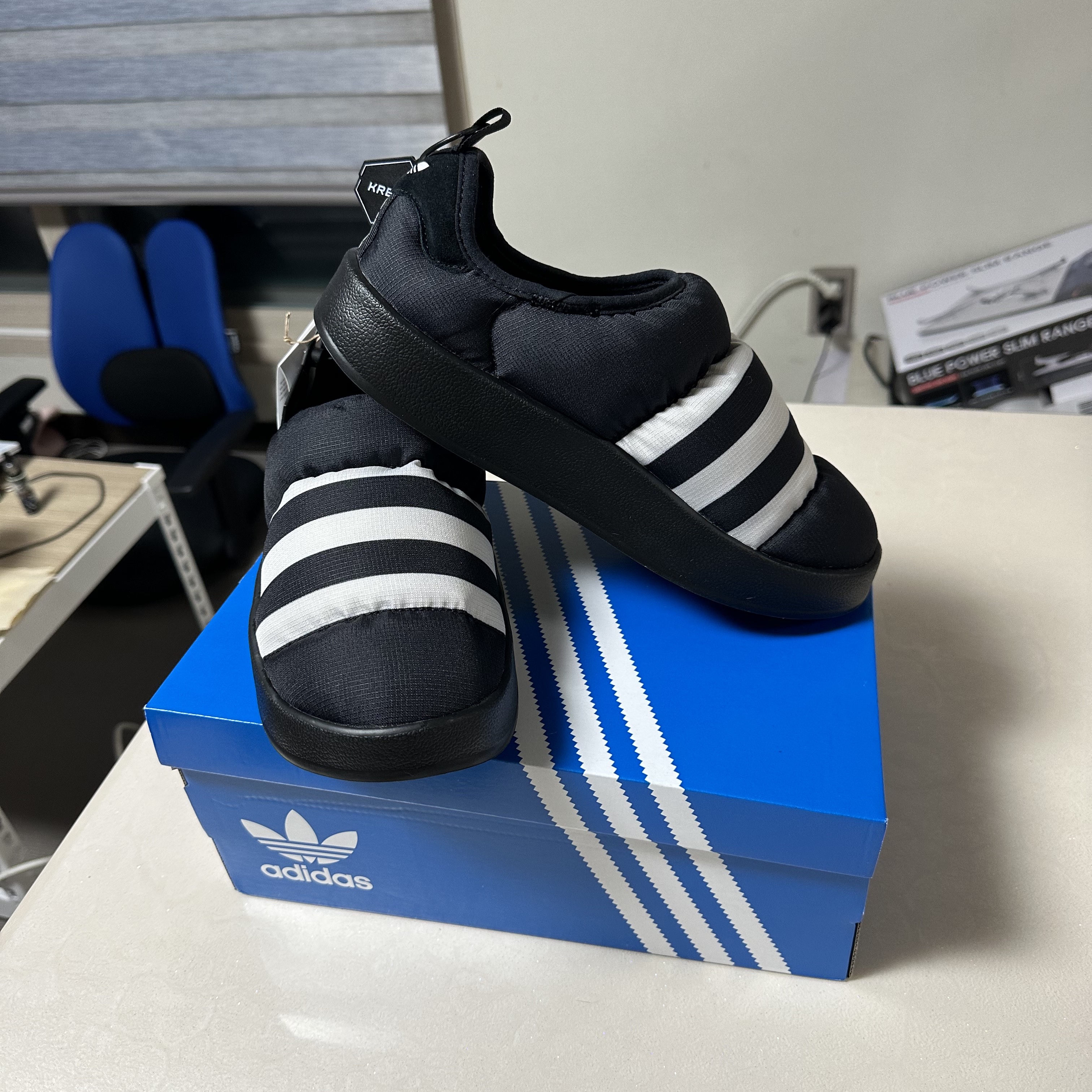 Adidas Puffylette Core Black 착용 스타일 - 3