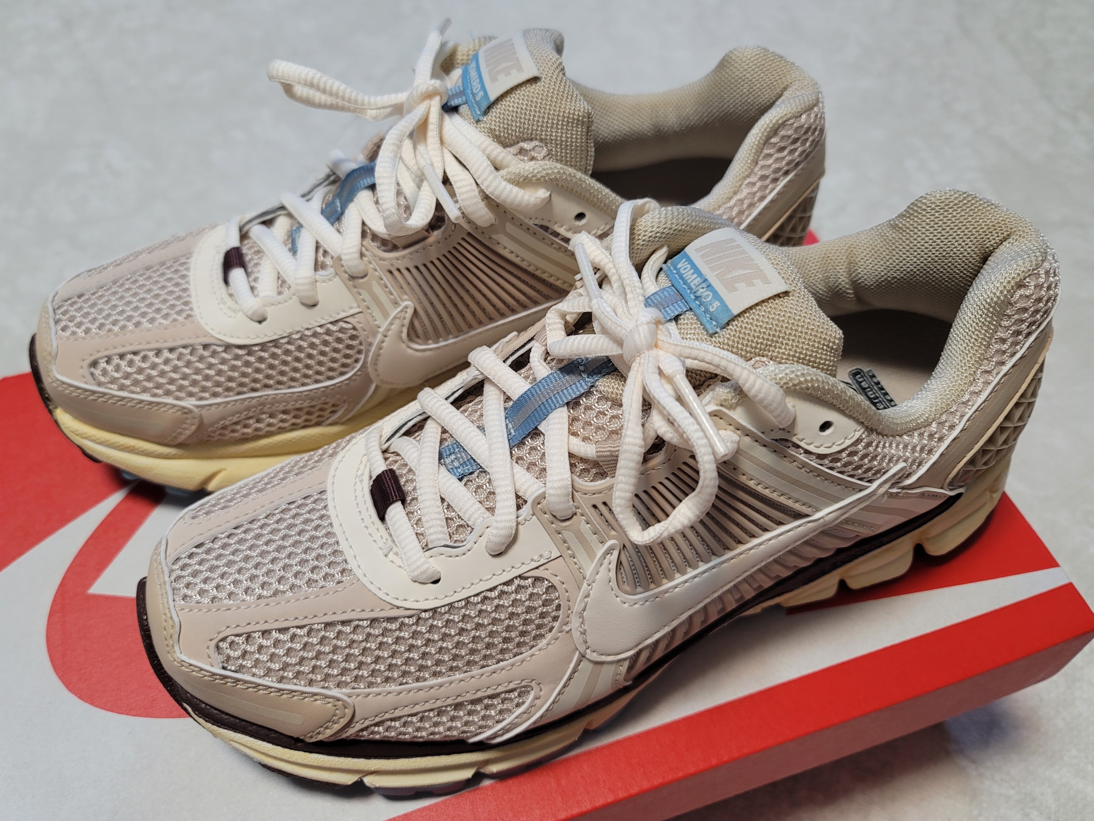 (W) Nike Zoom Vomero 5 Cobblestone and Flat Pewter, (W) Nike Zoom Vomero 5 Oatmeal 착용 스타일 - 4