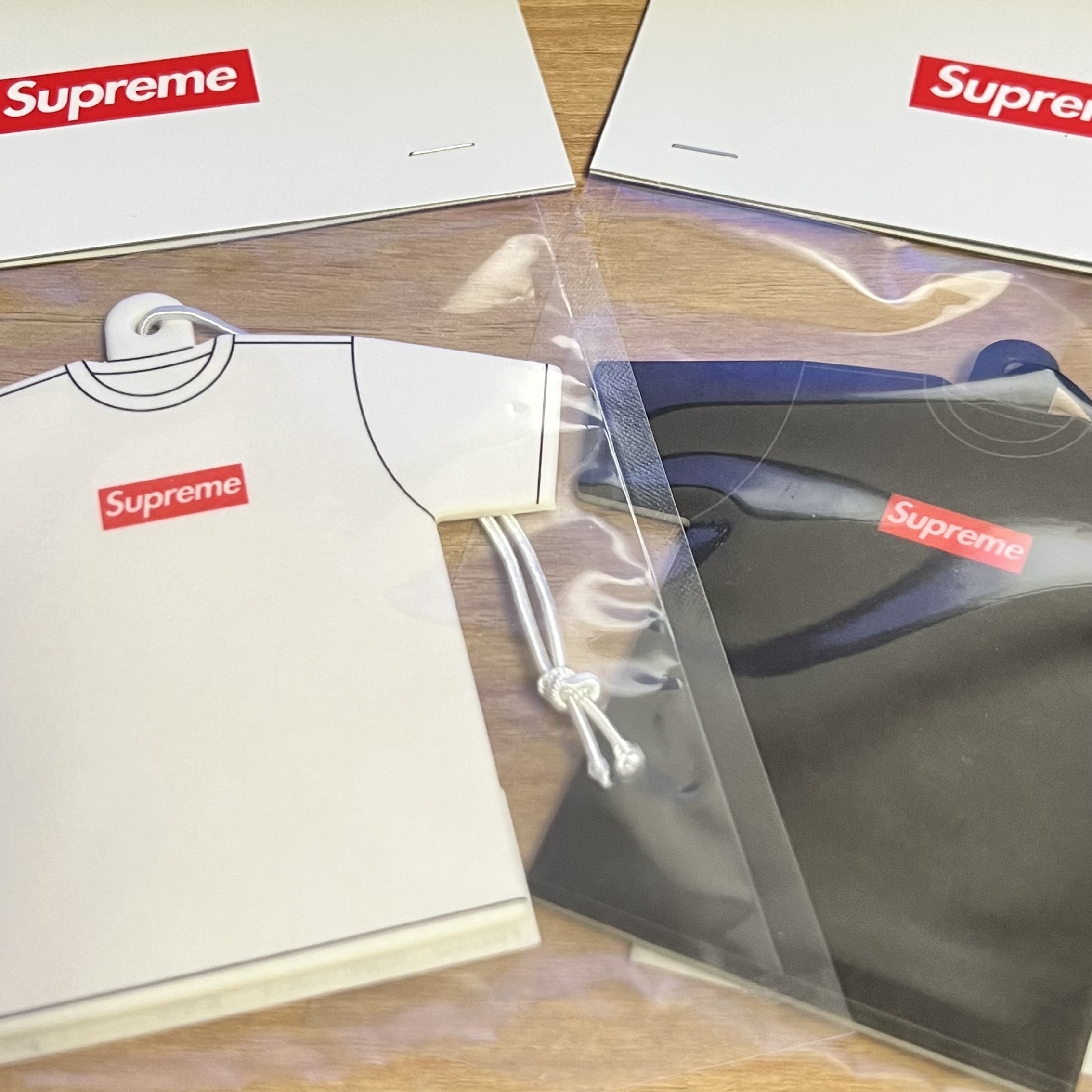 Supreme Kuumba T-Shirt Air Freshener Black - 22FW 착용 스타일