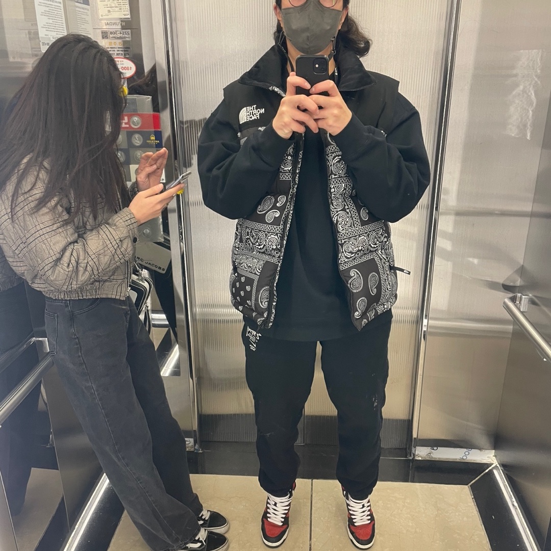 The North Face Nuptse Down Vest Black, Nike x Stussy NRG ZR Fleece Crewneck Black - US/EU 착용 스타일