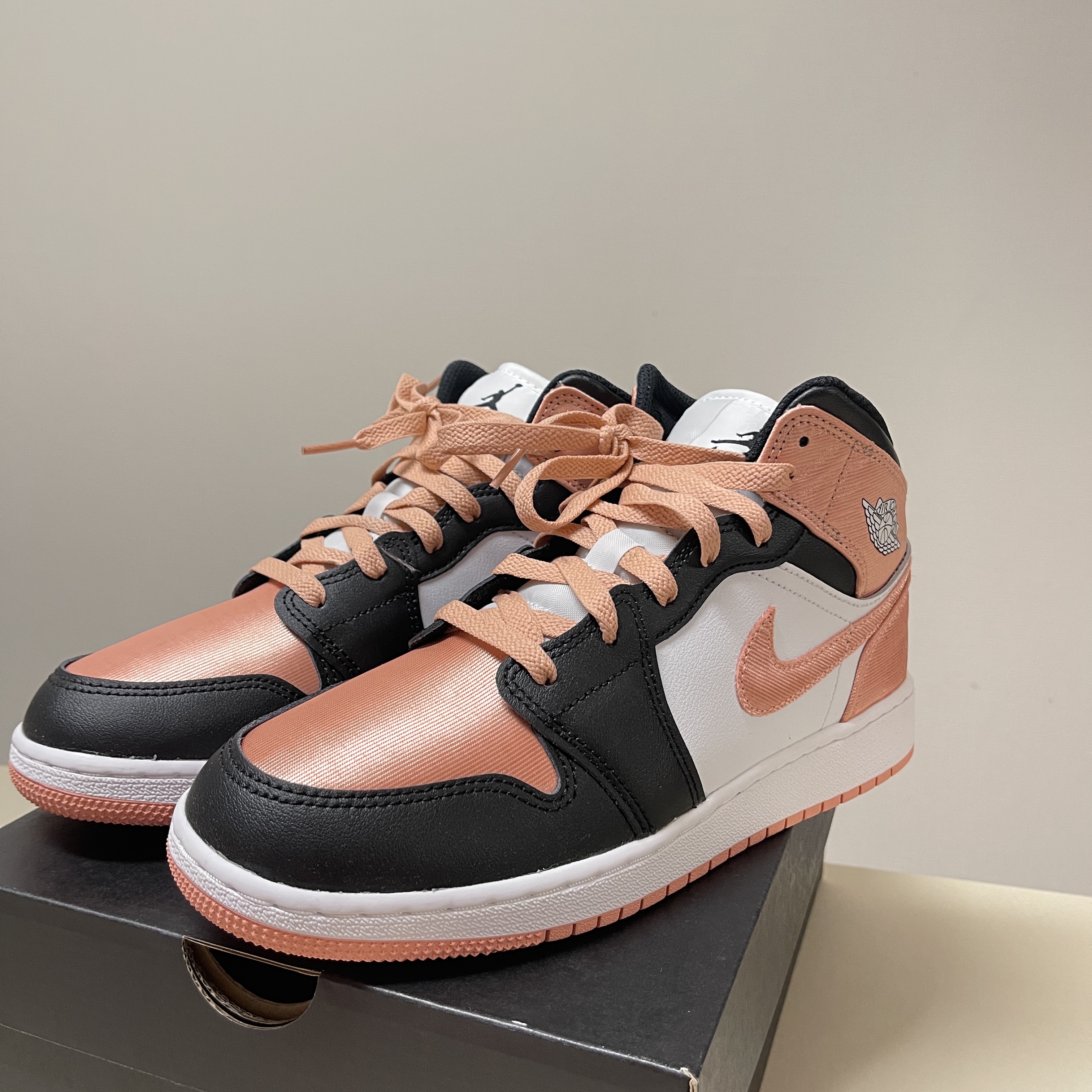 (GS) Jordan 1 Mid White Light Madder Root 착용 스타일