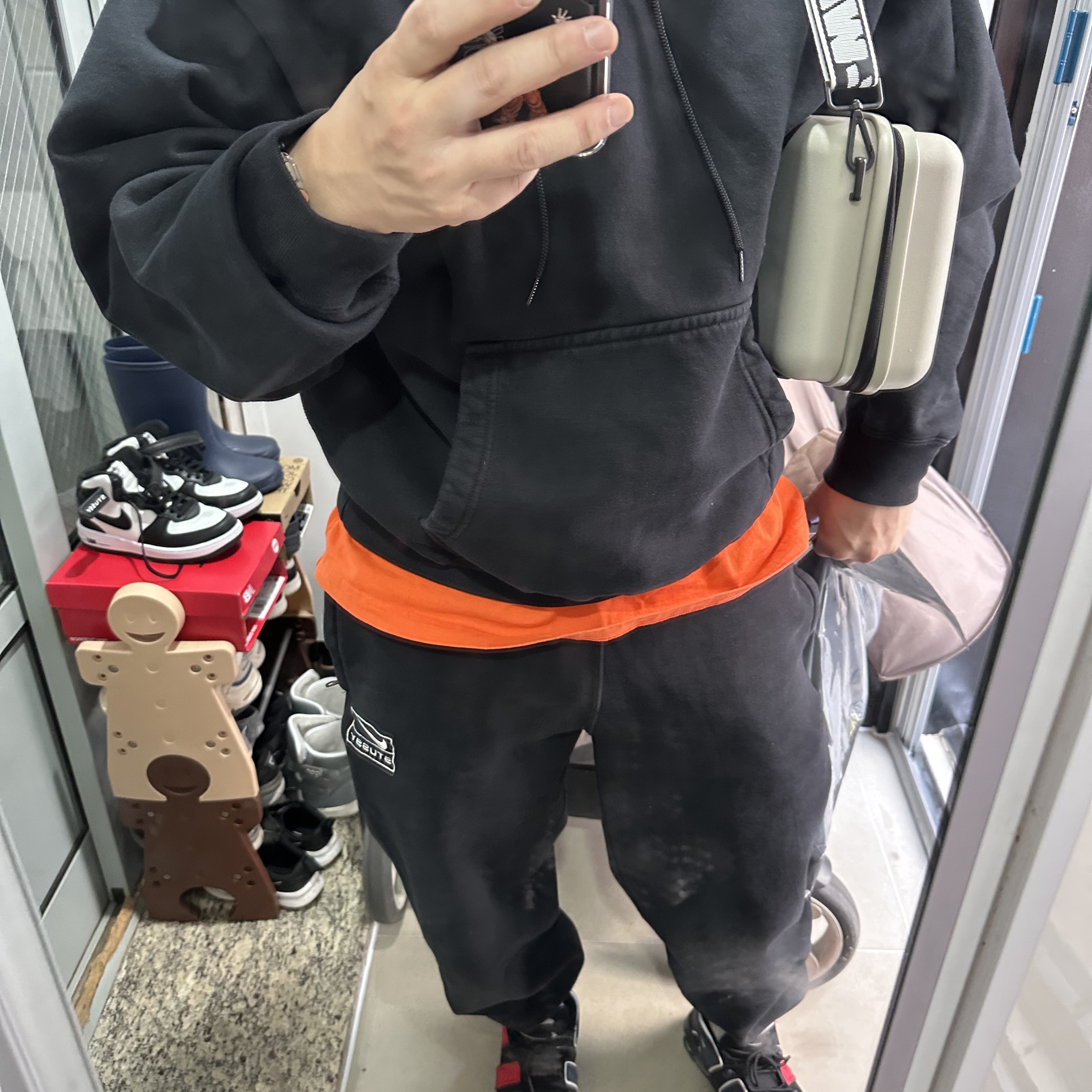 Nike x Stussy NRG RA Washed Fleece Pants Black (DN4030-010), Nike x Stussy Air Force 1 '07 Mid SP Black and Light Bone 착용 스타일 - 2