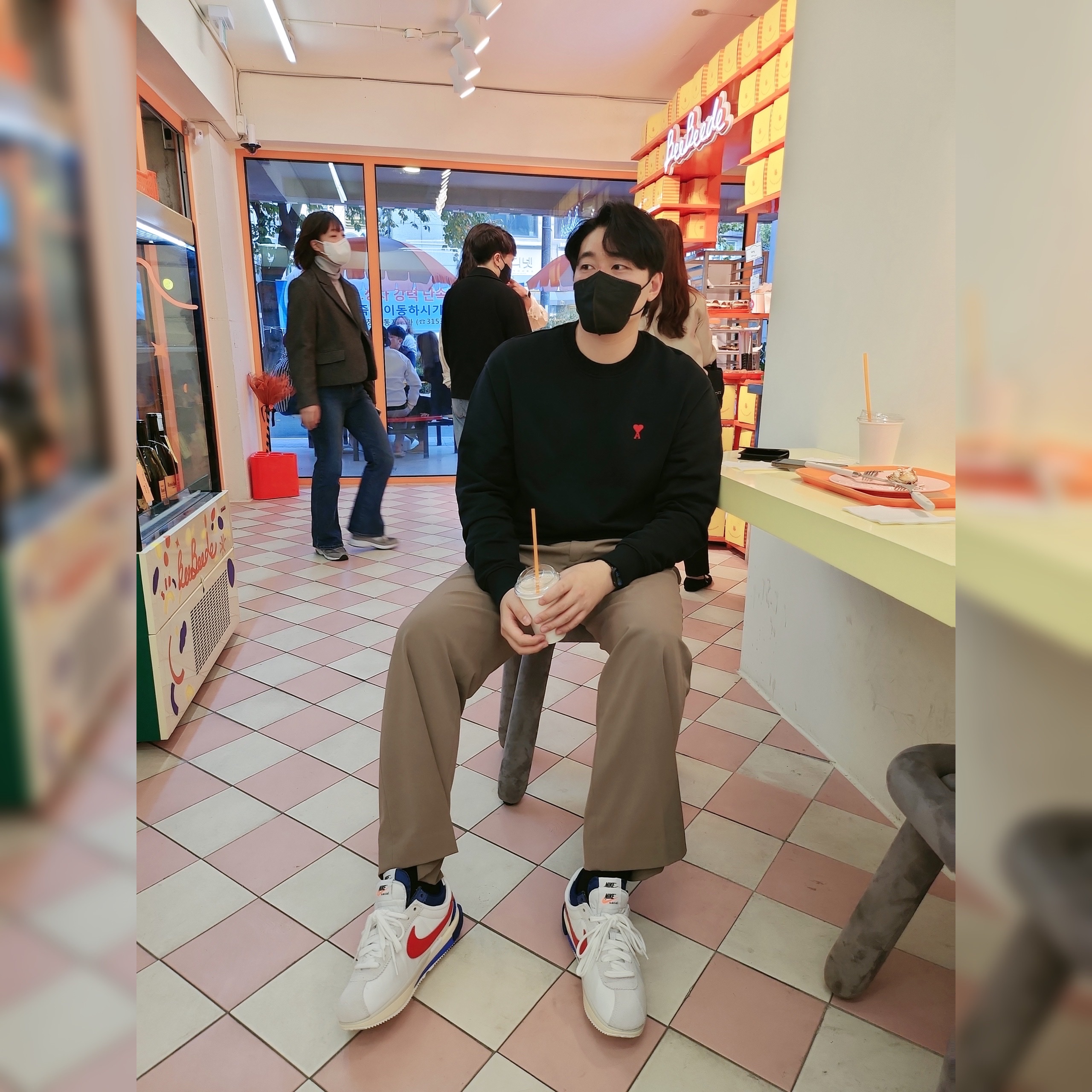 Nike x Sacai Zoom Cortez SP White and University Red, AMI de Coeur Sweatshirt Black 착용 스타일