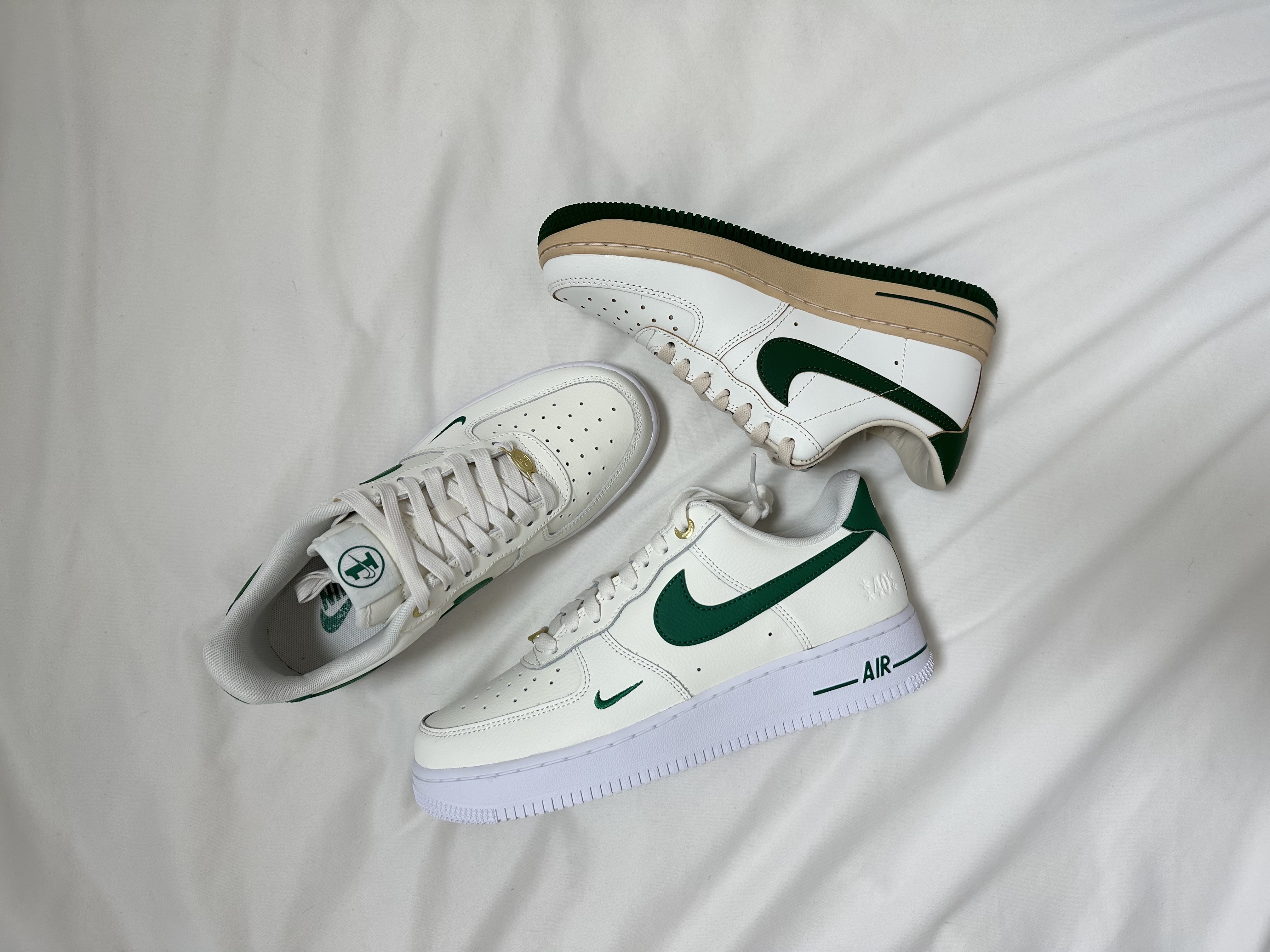 (W) Nike Air Force 1 Low Gorge Green, Nike Air Force 1 '07 LV8 40th Anniversary Join Forces Sail Malachite 착용 스타일 - 1