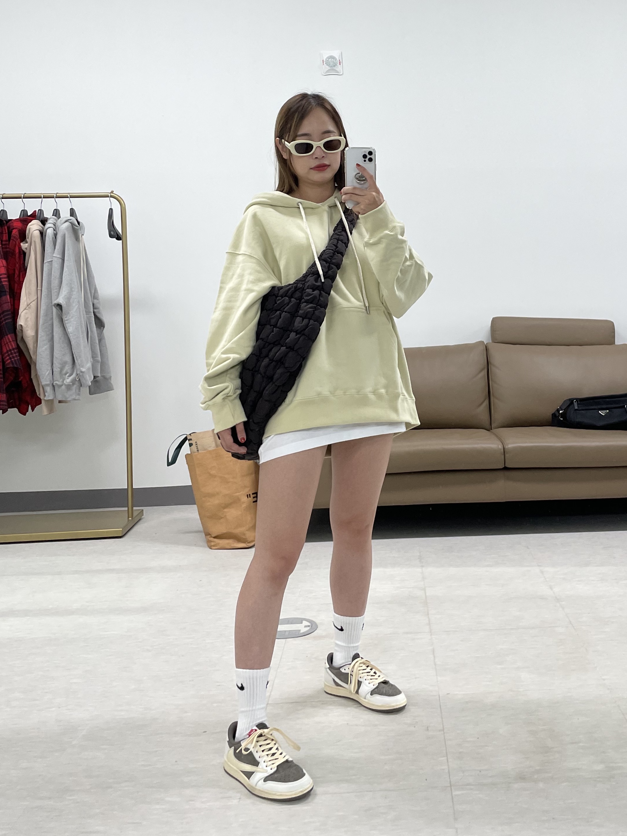 COS Quilted Oversized Shoulder Bag Brown, Jordan 1 x Travis Scott Retro Low OG SP Sail and Ridgerock 착용 스타일 - 4