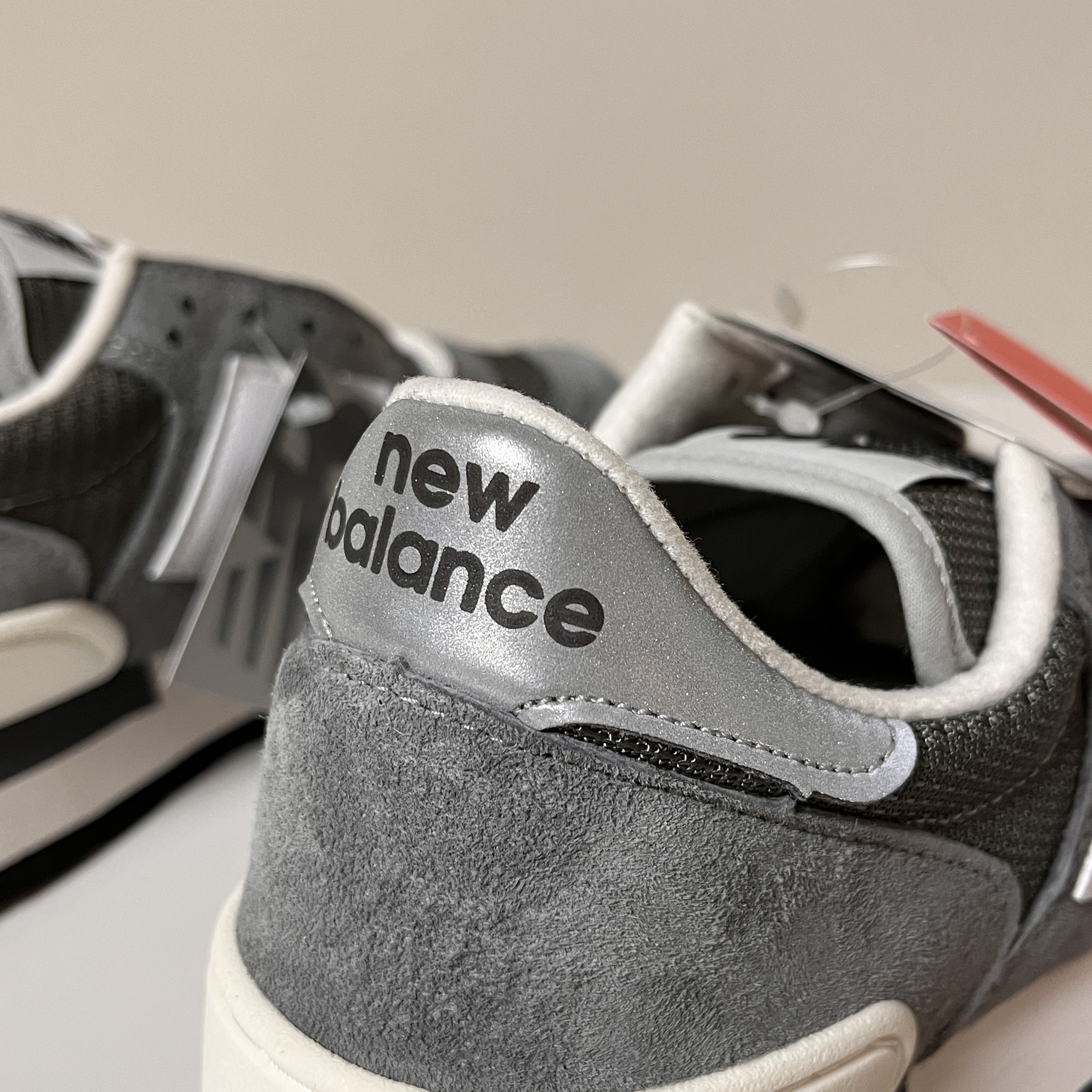 New Balance 990v1 Made in USA Grey White 착용 스타일 - 3