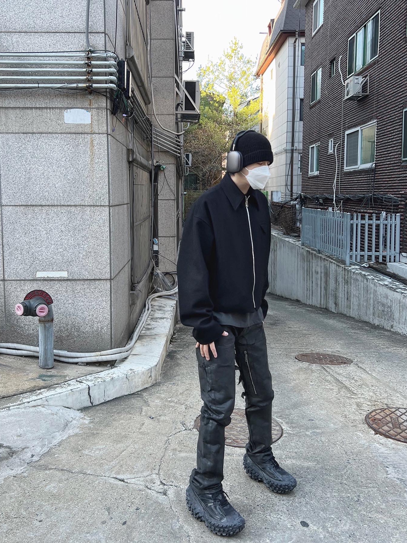 Apple AirPods Max Lightning Space Gray (Korean Ver.), Balenciaga Defender Sneakers Black 착용 스타일 - 2