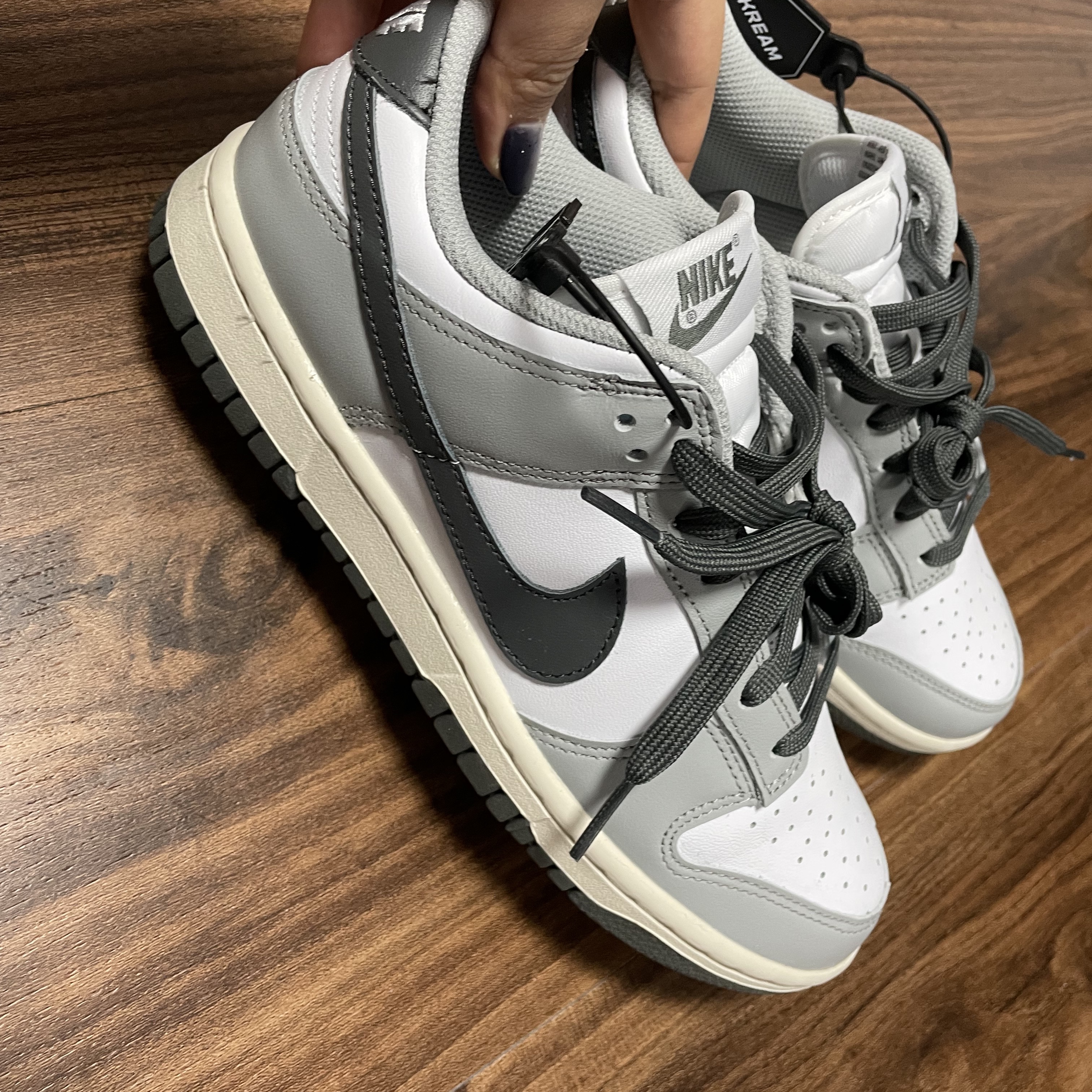 (W) Nike Dunk Low Light Smoke Grey 착용 스타일 - 1