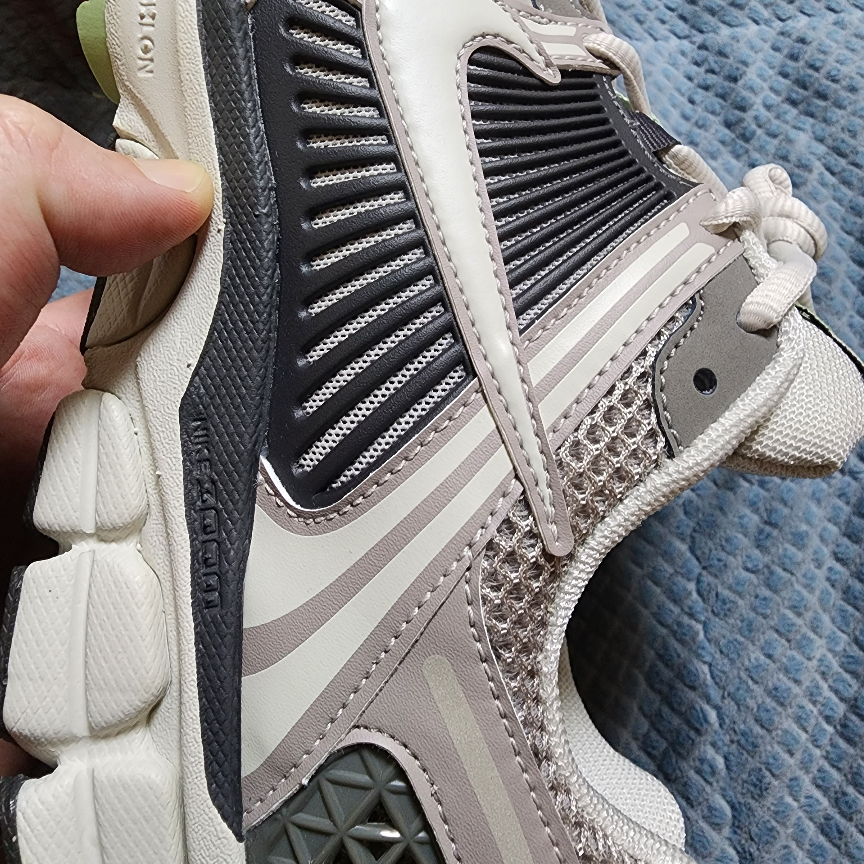 (W) Nike Zoom Vomero 5 Cobblestone and Flat Pewter 착용 스타일 - 3