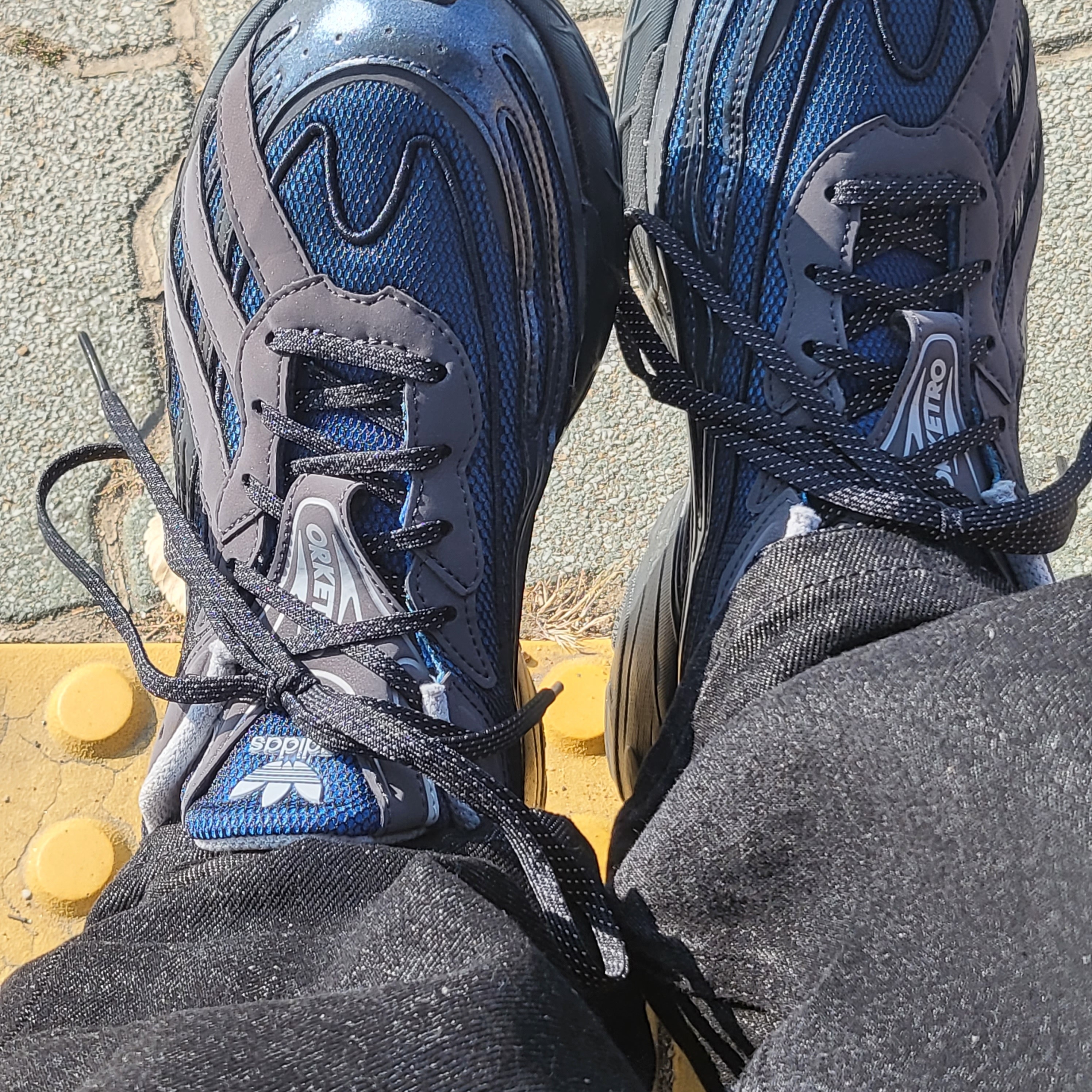 Adidas Orketro Bright Blue Carbon Black 착용 스타일