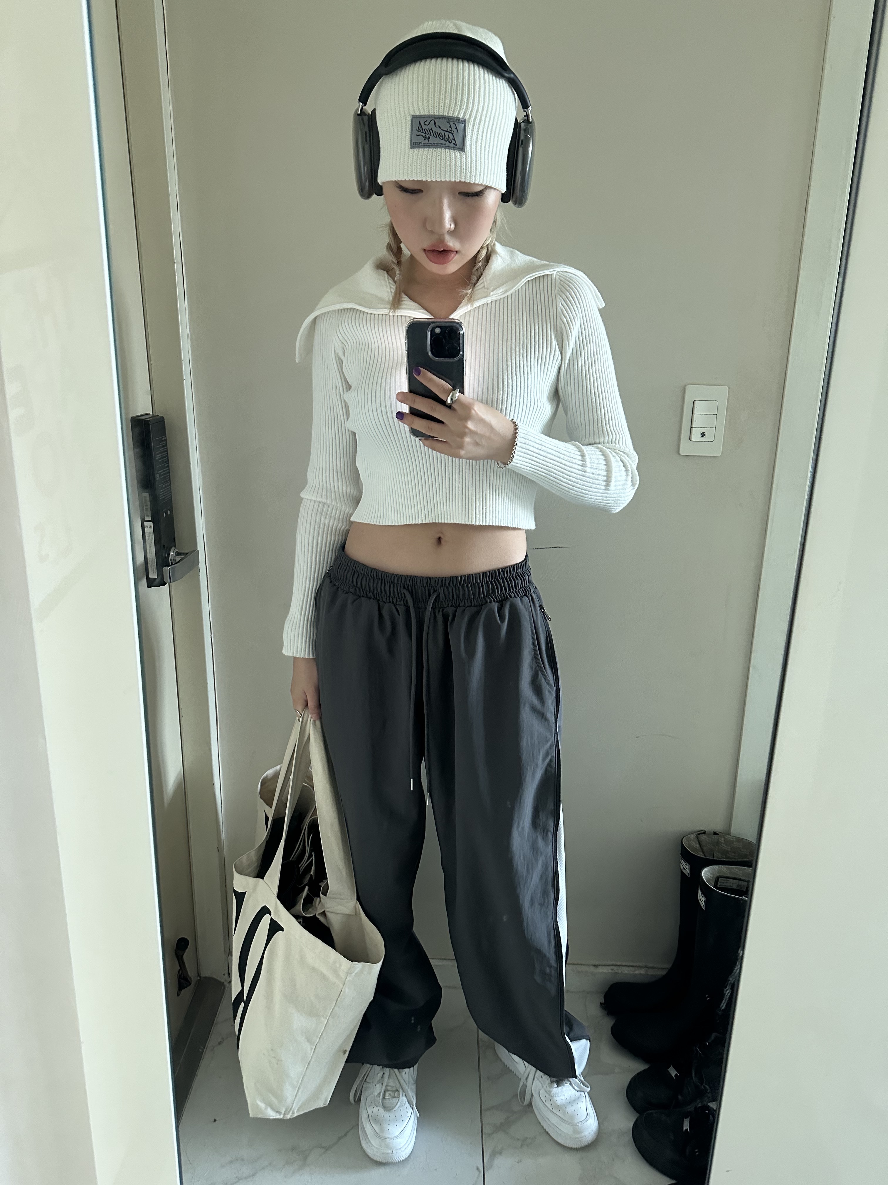 (W) Nike Air Force 1 '07 Low White, Apple AirPods Max Lightning Space Gray (Korean Ver.) 착용 스타일 - 1