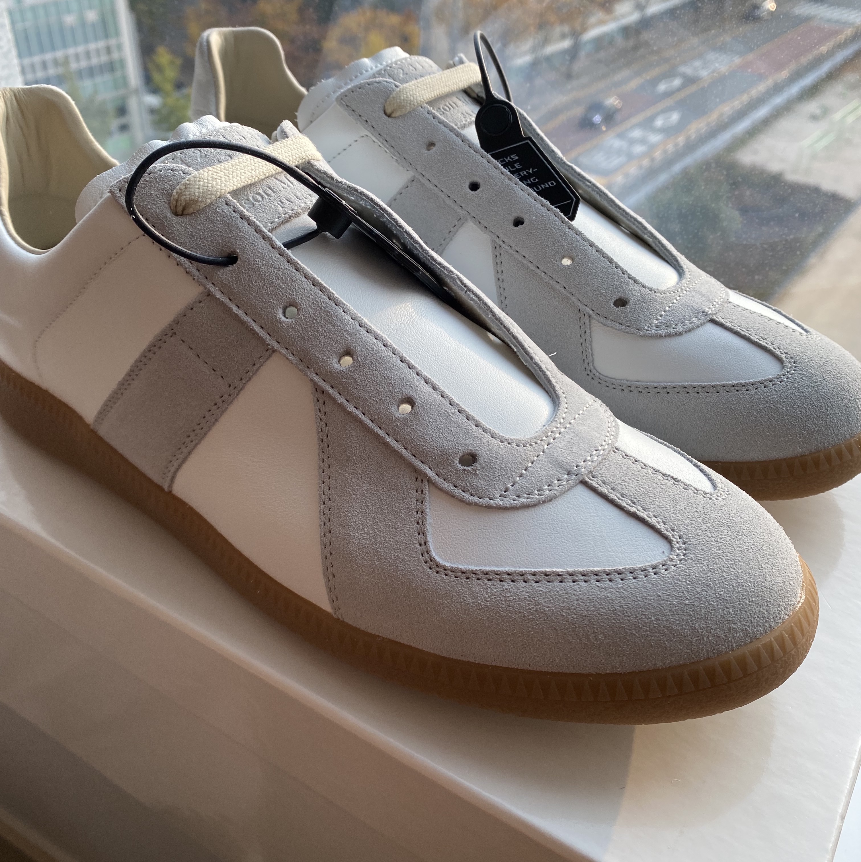 Maison Margiela Calfskin Replica Sneakers 착용 스타일