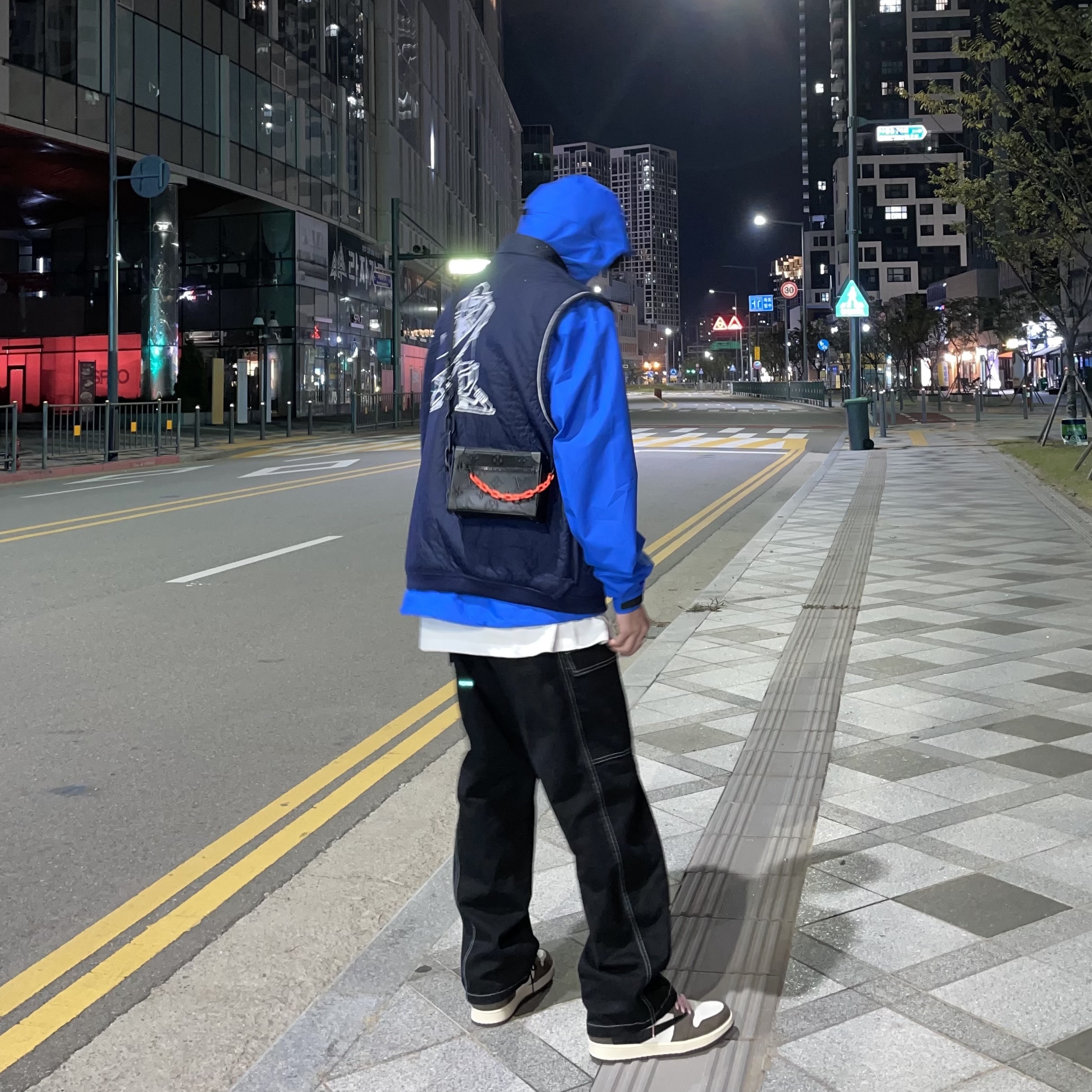 Arc'teryx Beta Jacket Fluidity, Nike x Cav Empt Vest Navy 착용 스타일 - 2