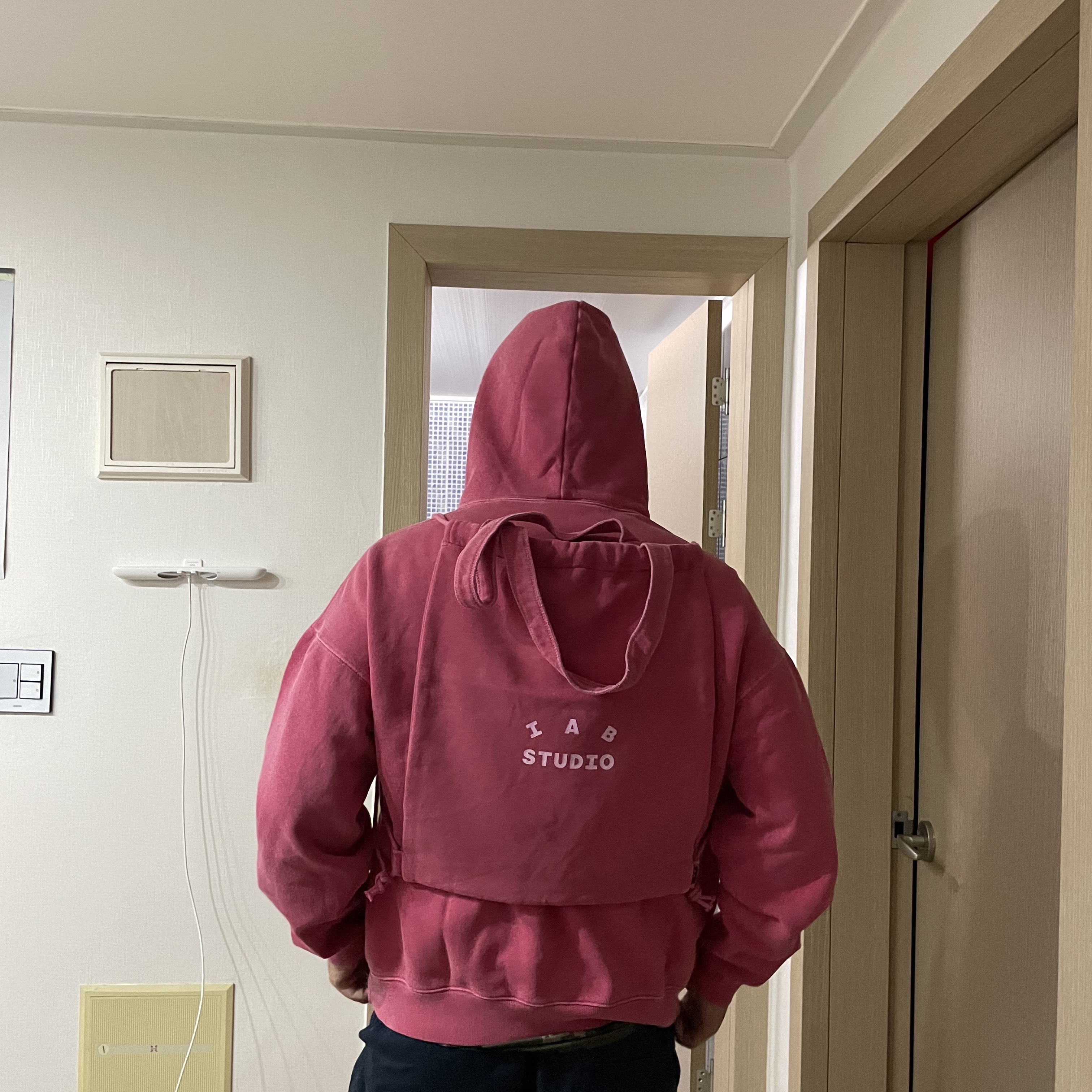 IAB Studio Pigment Hoodie & Sack Coral 착용 스타일
