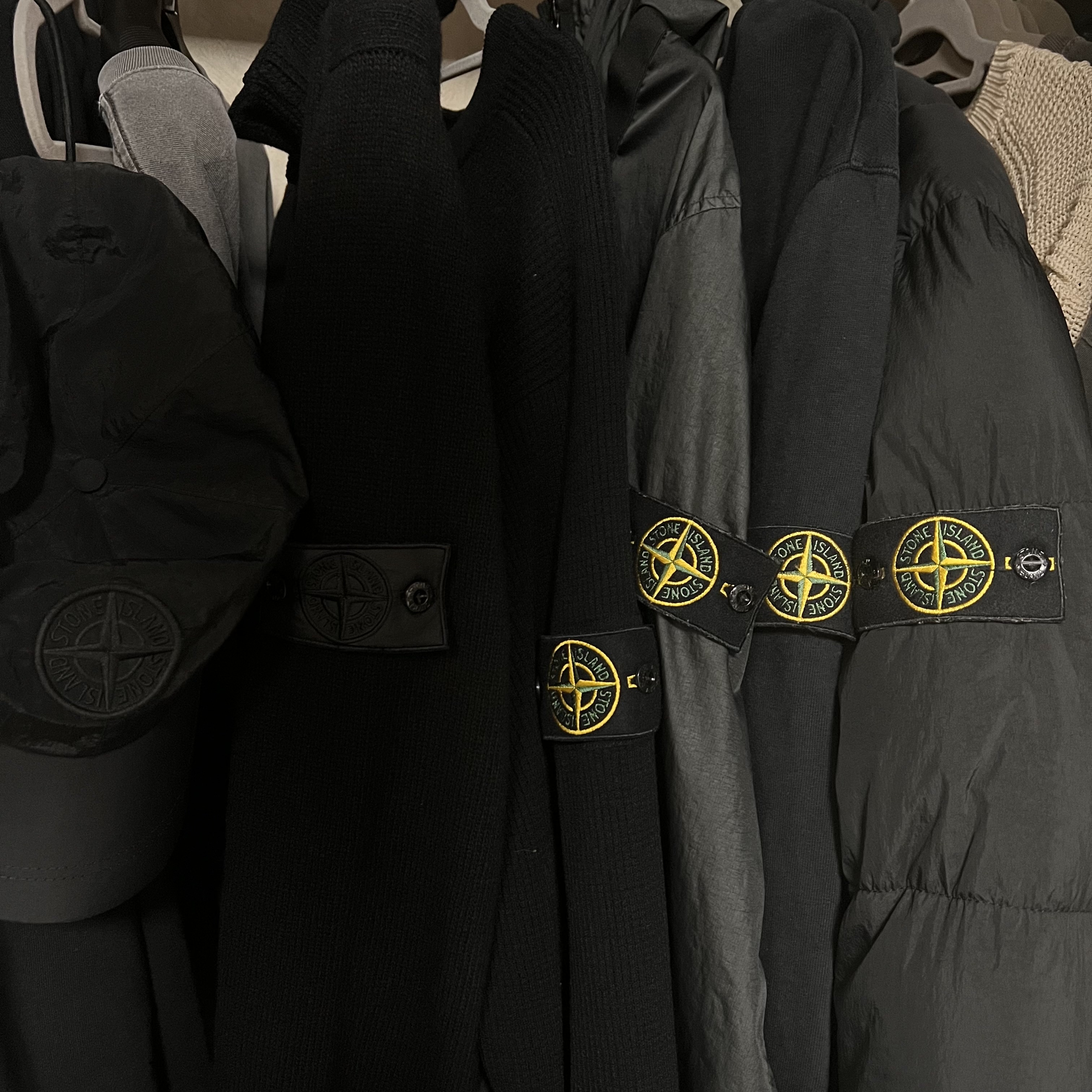 Stone Island 63020 Crewneck Sweatshirt Black - 22FW, Stone Island 99175 Cap Black - 20FW 착용 스타일