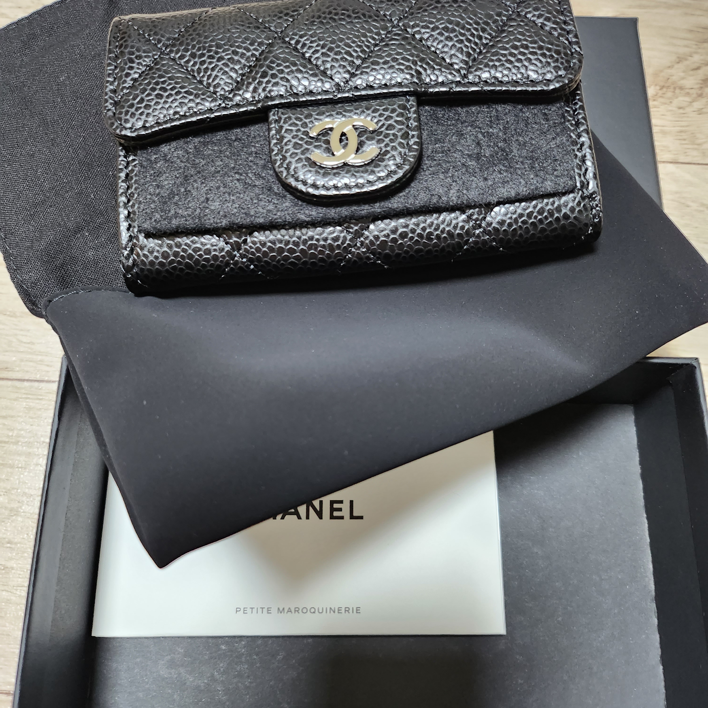 Chanel Classic Card Holder Grained Calfskin & Gold Black 착용 스타일 - 2
