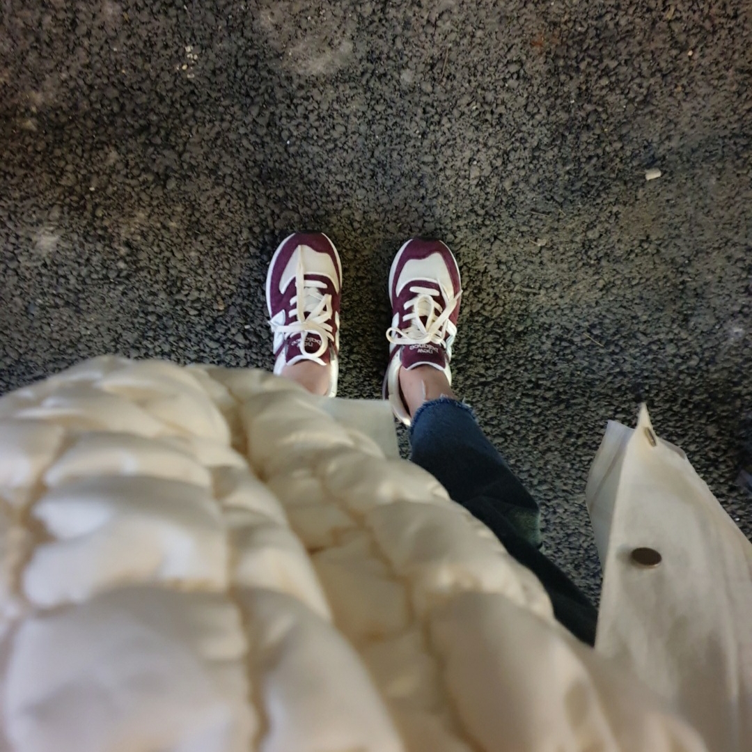 COS Quilted Oversized Shoulder Bag Off White Light Beige, New Balance 574 Legacy Burgundy Angora 착용 스타일