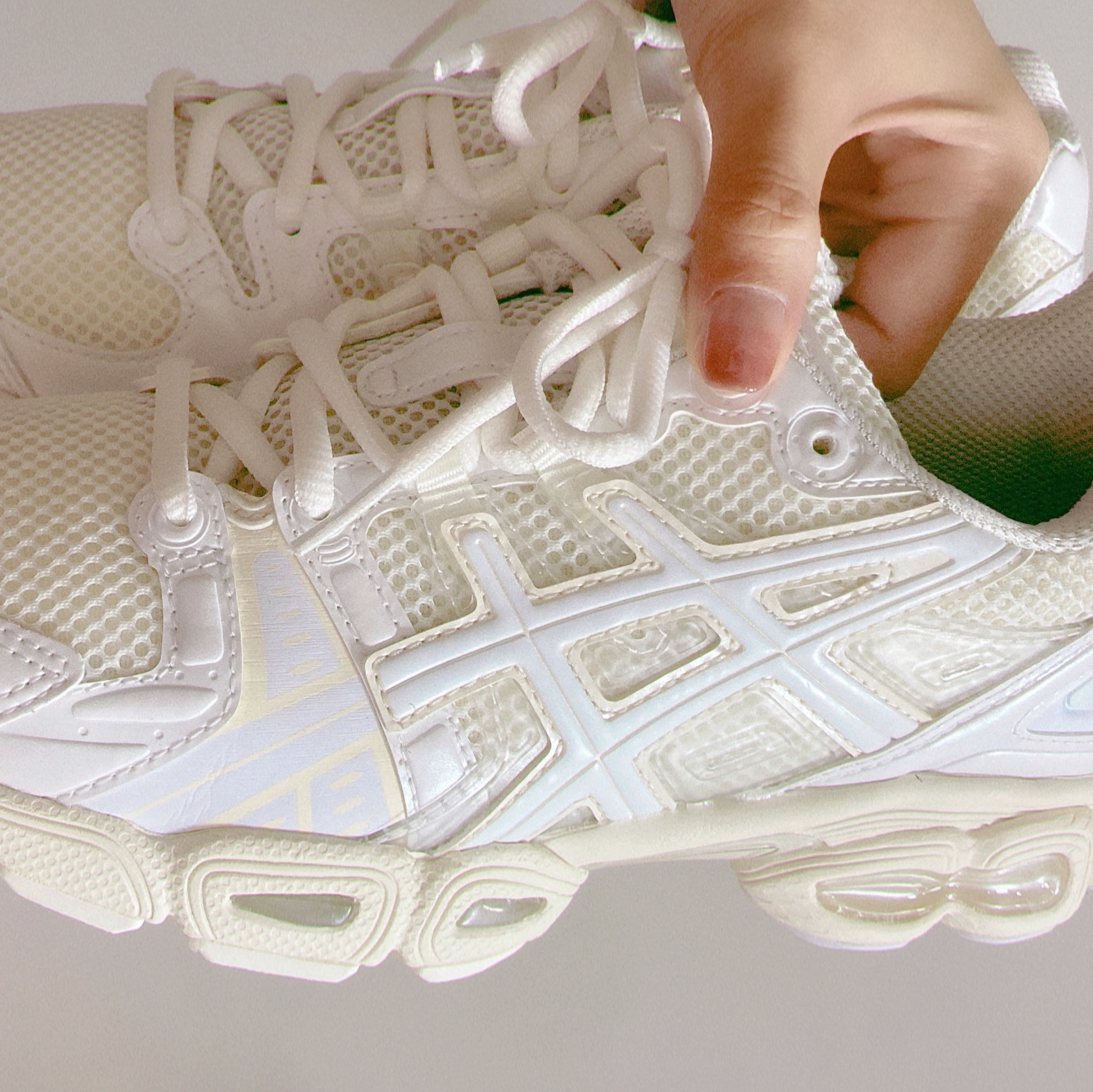 Asics x Jessica Gonsalves Gel-Nimbus 9 Cream White 착용 스타일 - 1