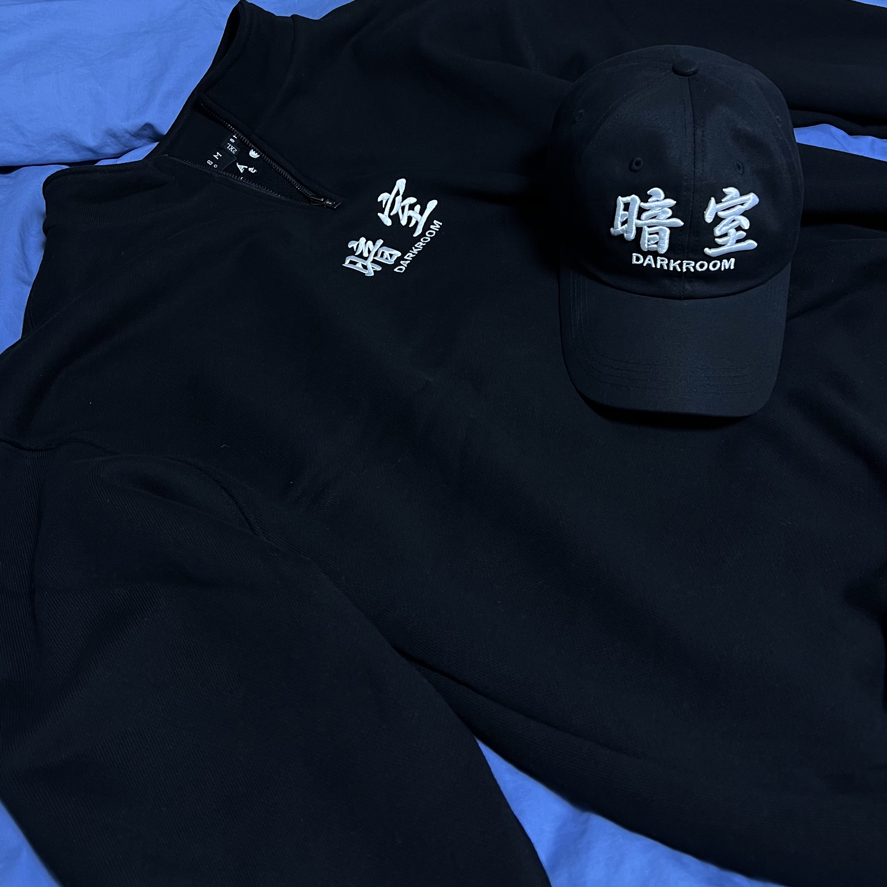 Darkr8m Studio Quarter Zip Up Sweatshirt Black, Darkr8m Studio White Logo Cap 착용 스타일